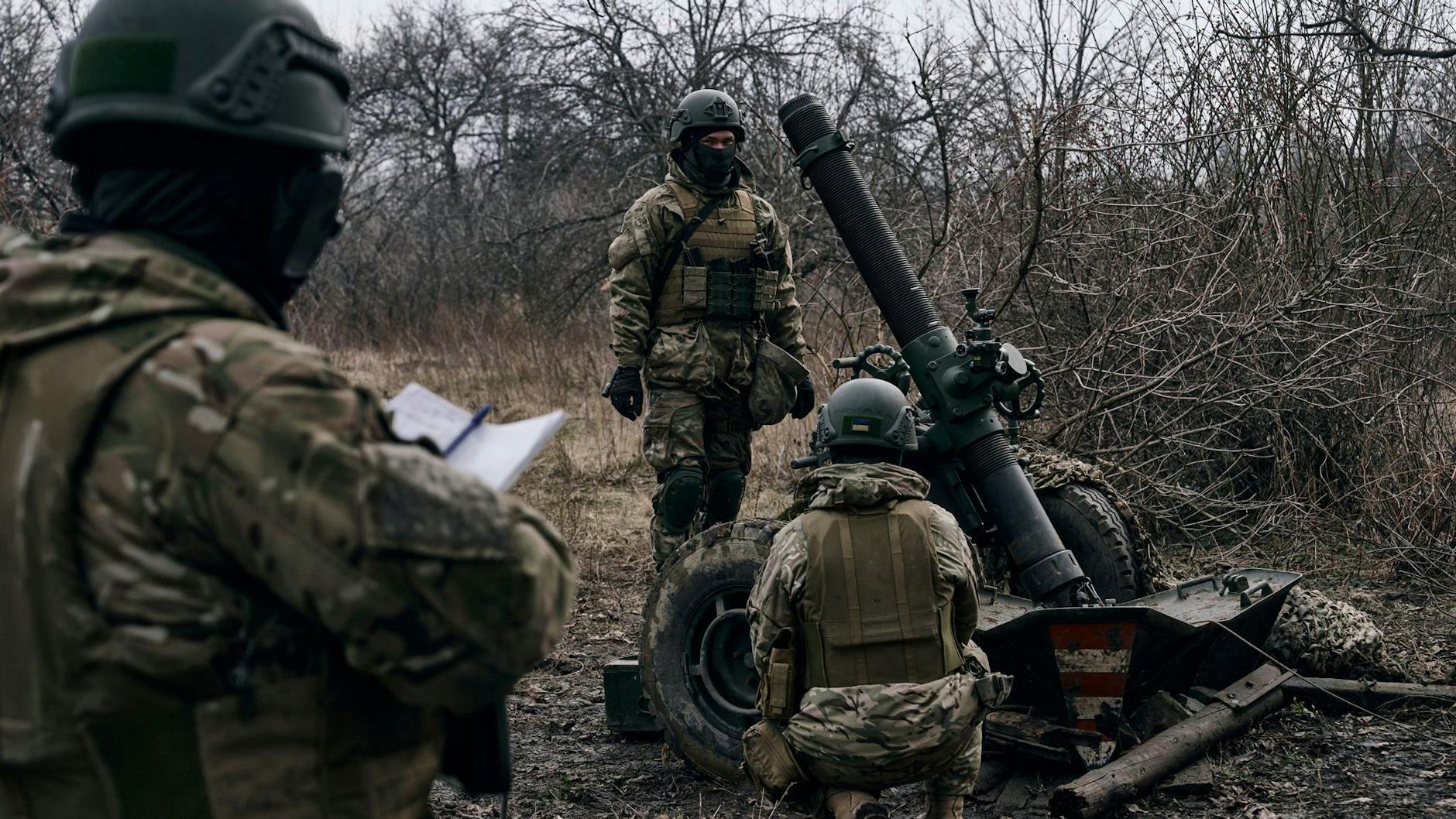 Ukrainische Soldaten bereiten sich nahe Bachmut auf das Feuer auf russische Stellungen vor.