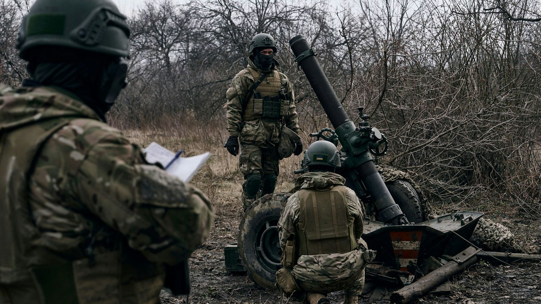 Ukrainische Soldaten bereiten sich nahe Bachmut auf das Feuer auf russische Stellungen vor.
