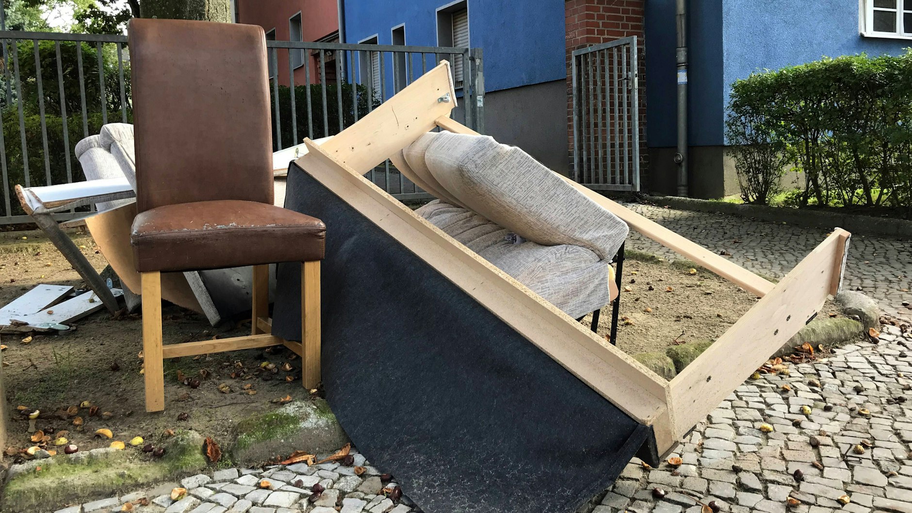 &nbsp;Sperrmüll liegt auf einem Gehweg. In Berlin ein alltägliches Bild.&nbsp;