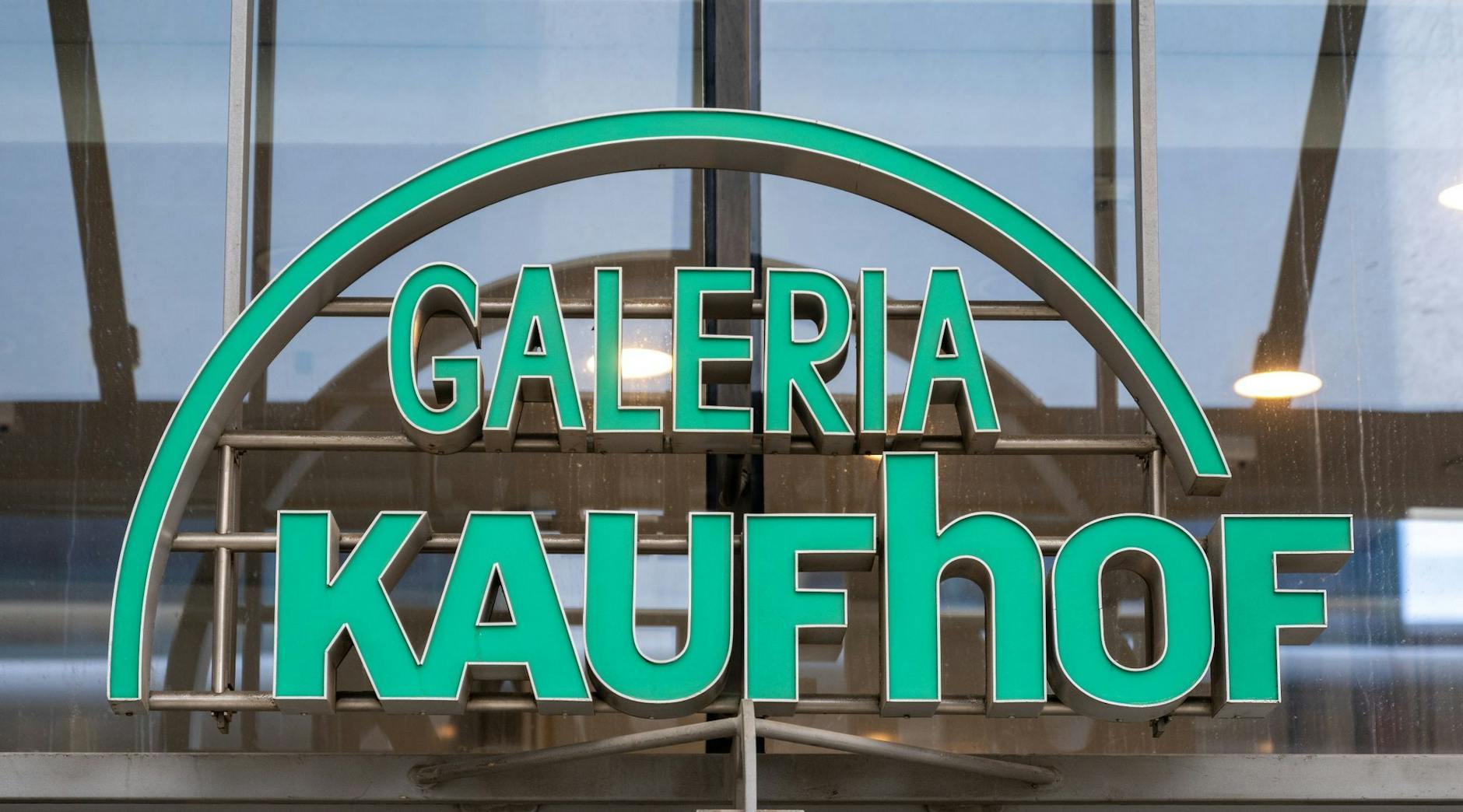 ARCHIV - Das Logo der Galeria Kaufhof.