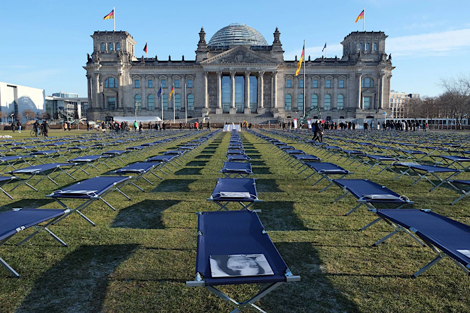 500 Feldbetten vor dem Reichstag stehen bei einer Demo im Januar für Millionen Menschen, die an ME/CFS leiden.