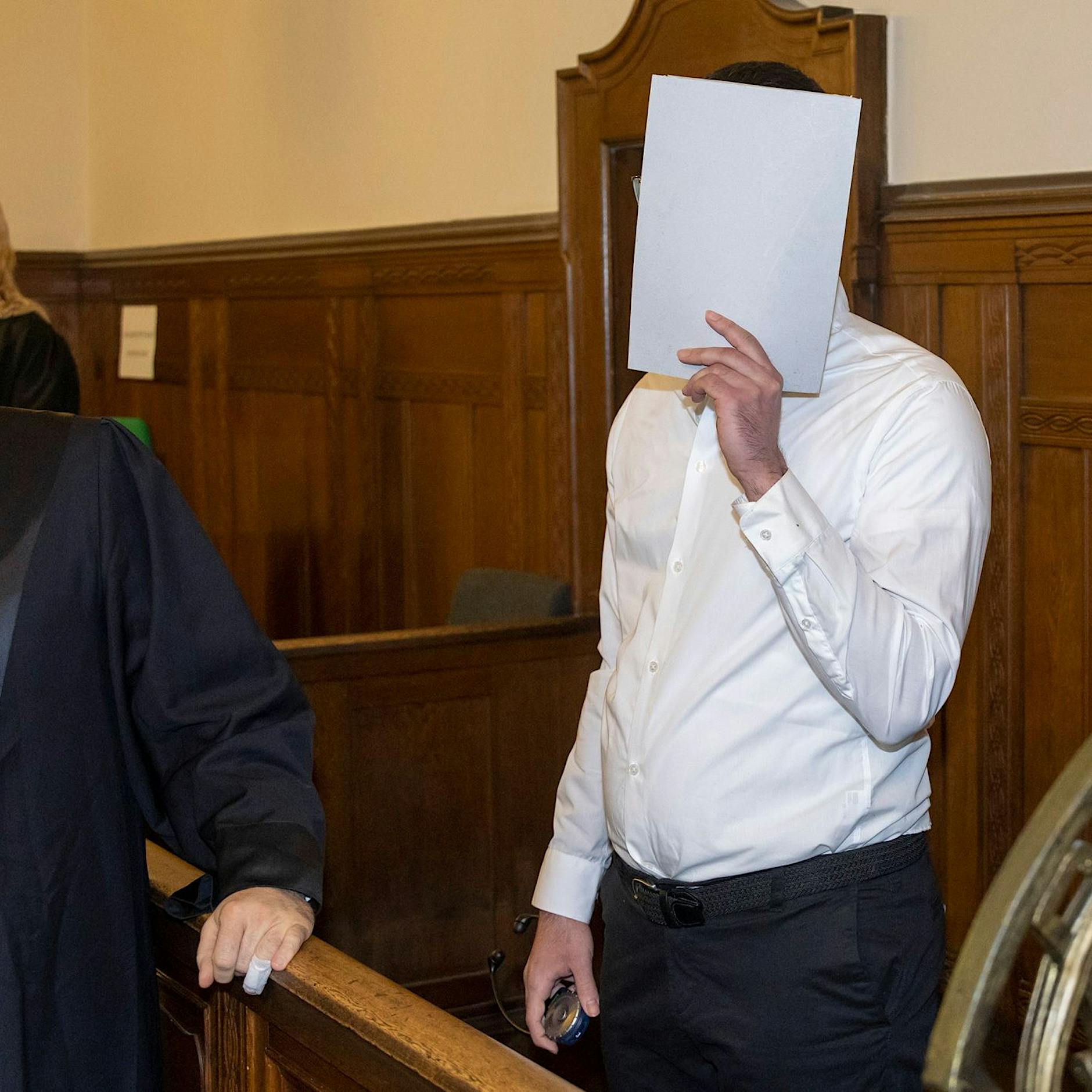 Kehle aufgeschlitzt: Opfer bricht Doktorarbeit ab und verlässt Berlin für immer