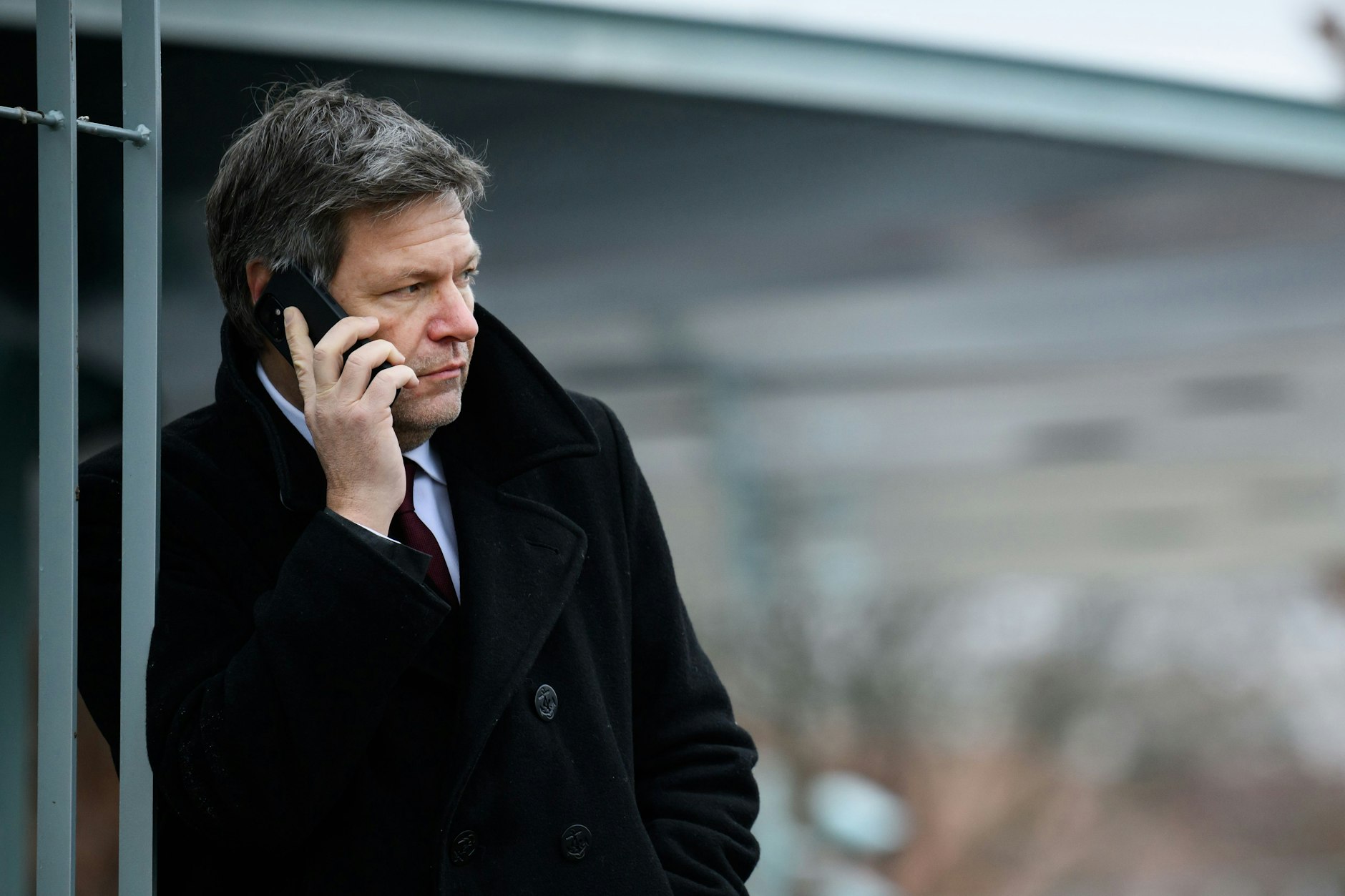 Robert Habeck (Bündnis 90/Die Grünen), Bundesminister für Wirtschaft und Klimaschutz, telefoniert nach der Kabinettssitzung am 1. Februar 2023 vor dem Bundeskanzleramt.