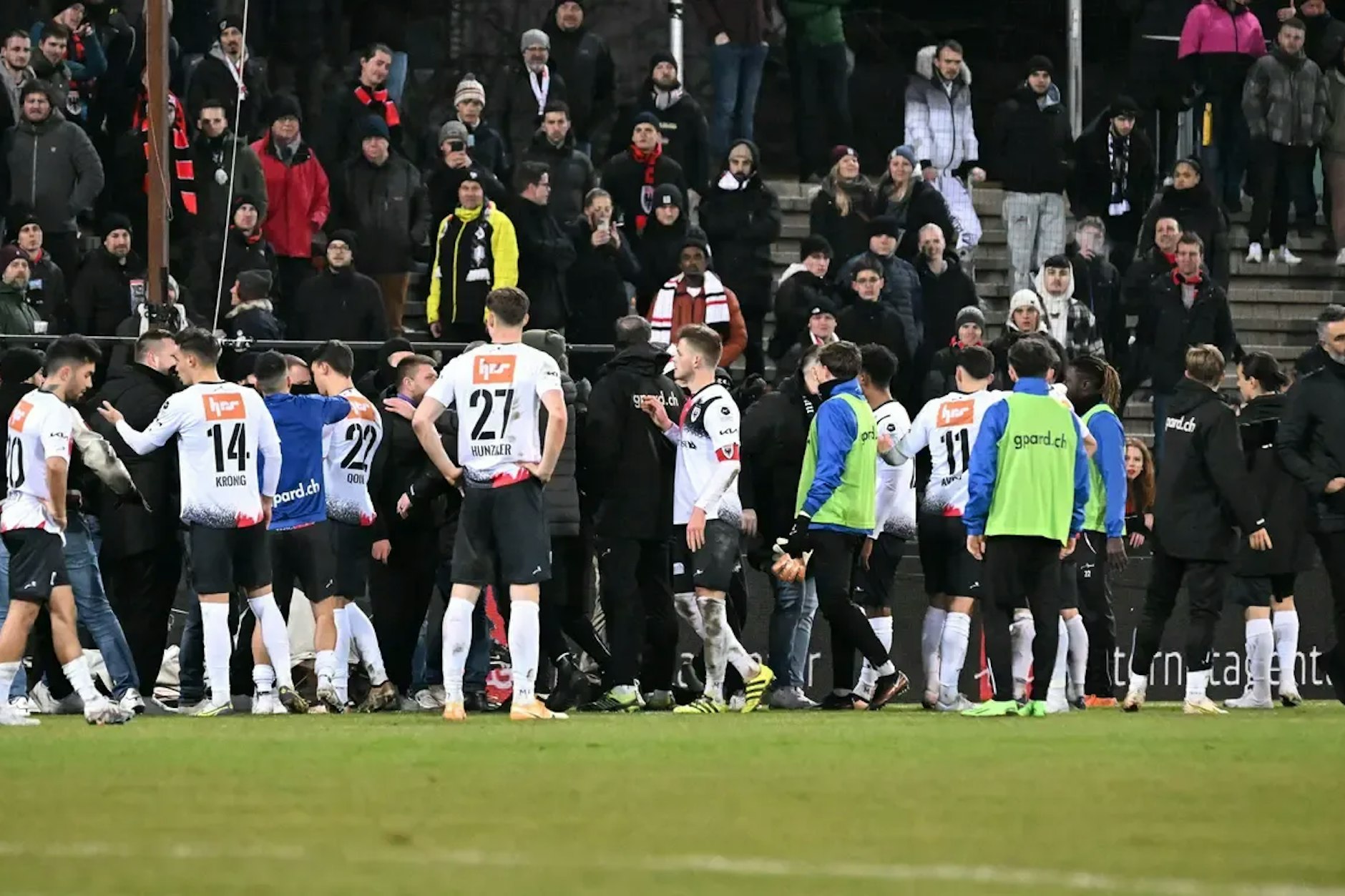 Beim Spiel des FC Aarau gegen Lausanne kam es in der Schweiz zu Ausschreitungen. Zuletzt eskalierte die Gewalt unter Fußball-Fans immer mehr.
