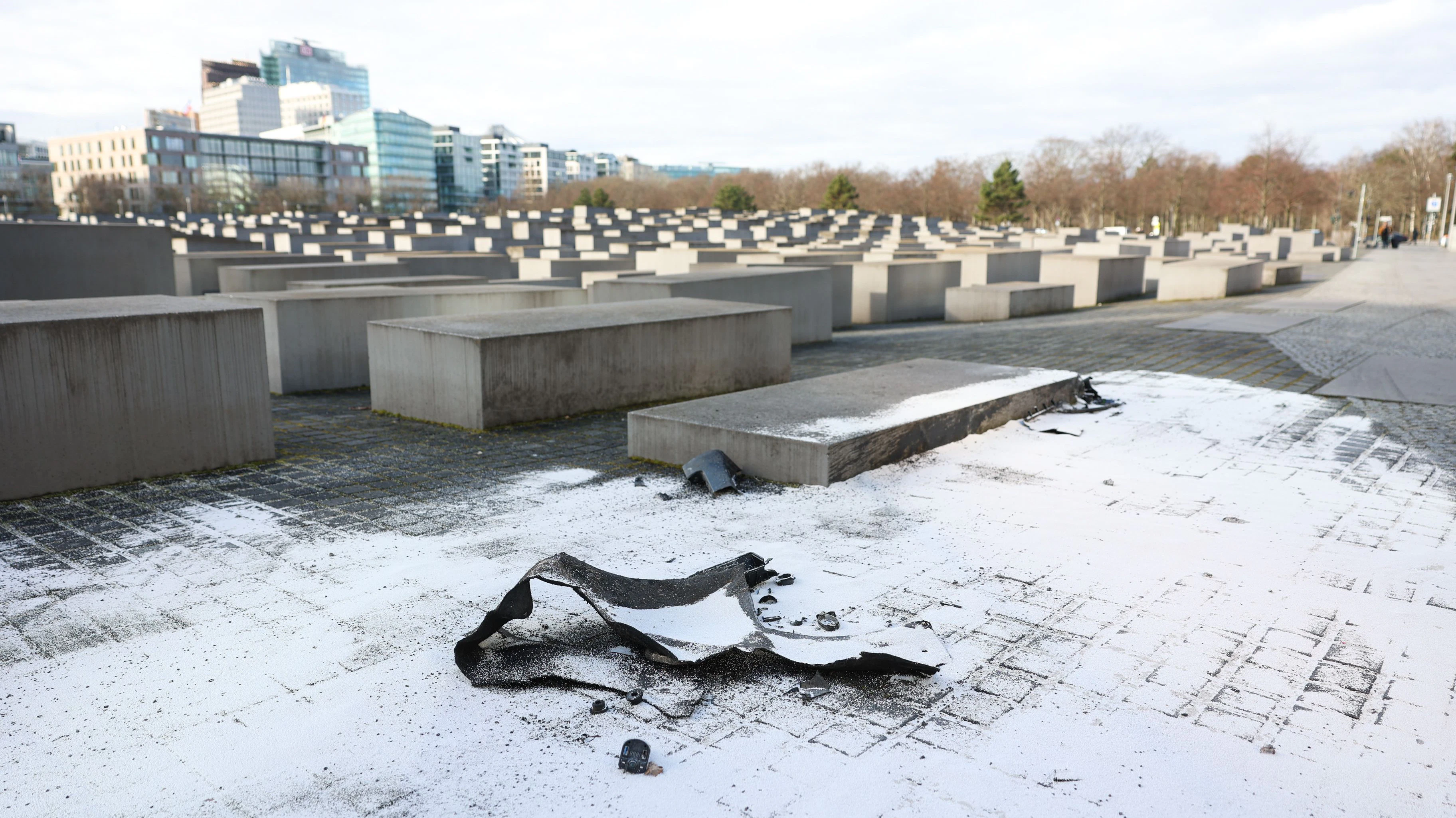 Trümmerteile des Autos am Holocaust-Mahnmal.