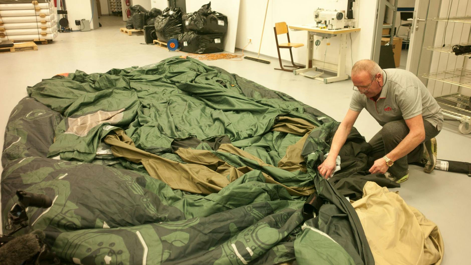 Was hier wie ein überdimensioniertes Zelt in Tarnfarben aussieht, wird mit Luft gefüllt zum aus der Ferne täuschend echt wirkenden Mehrfachraketenwerfer.