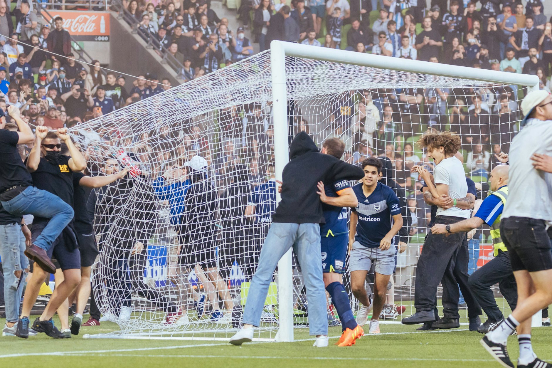 Auch in Australien eskalierte zuletzt die Gewalt, Fans stürmten in Melbourne das Spielfeld.