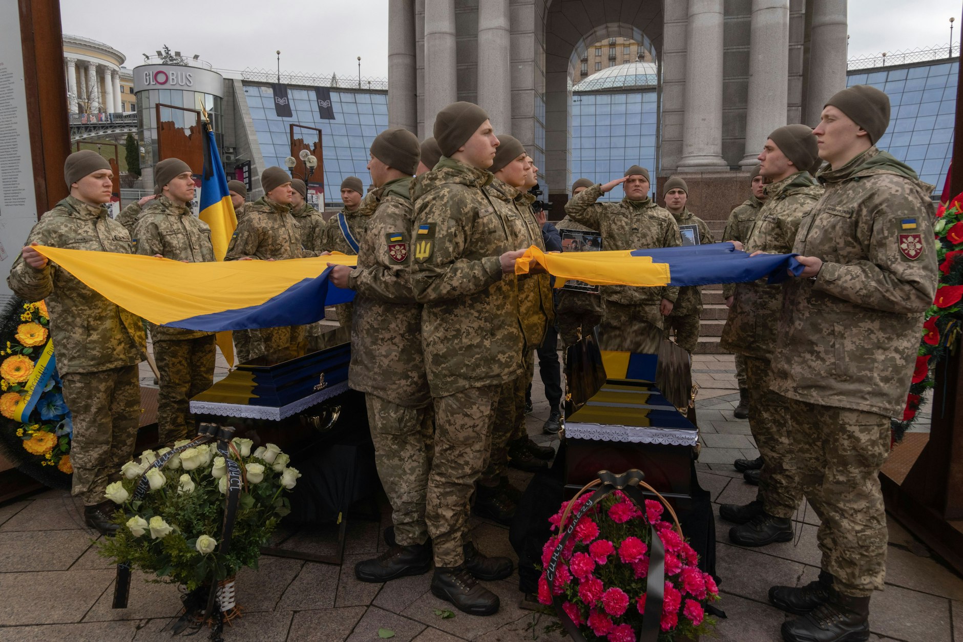 Soldaten während einer Gedenkfeier für einen im Kampf getöteten Vater und dessen Sohn.