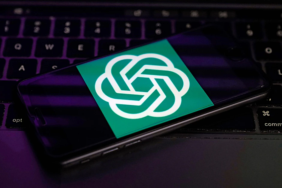 ARCHIV - Das Logo von OpenAI, dem Hersteller von ChatGPT, auf dem Bildschirm eines Smartphones.  