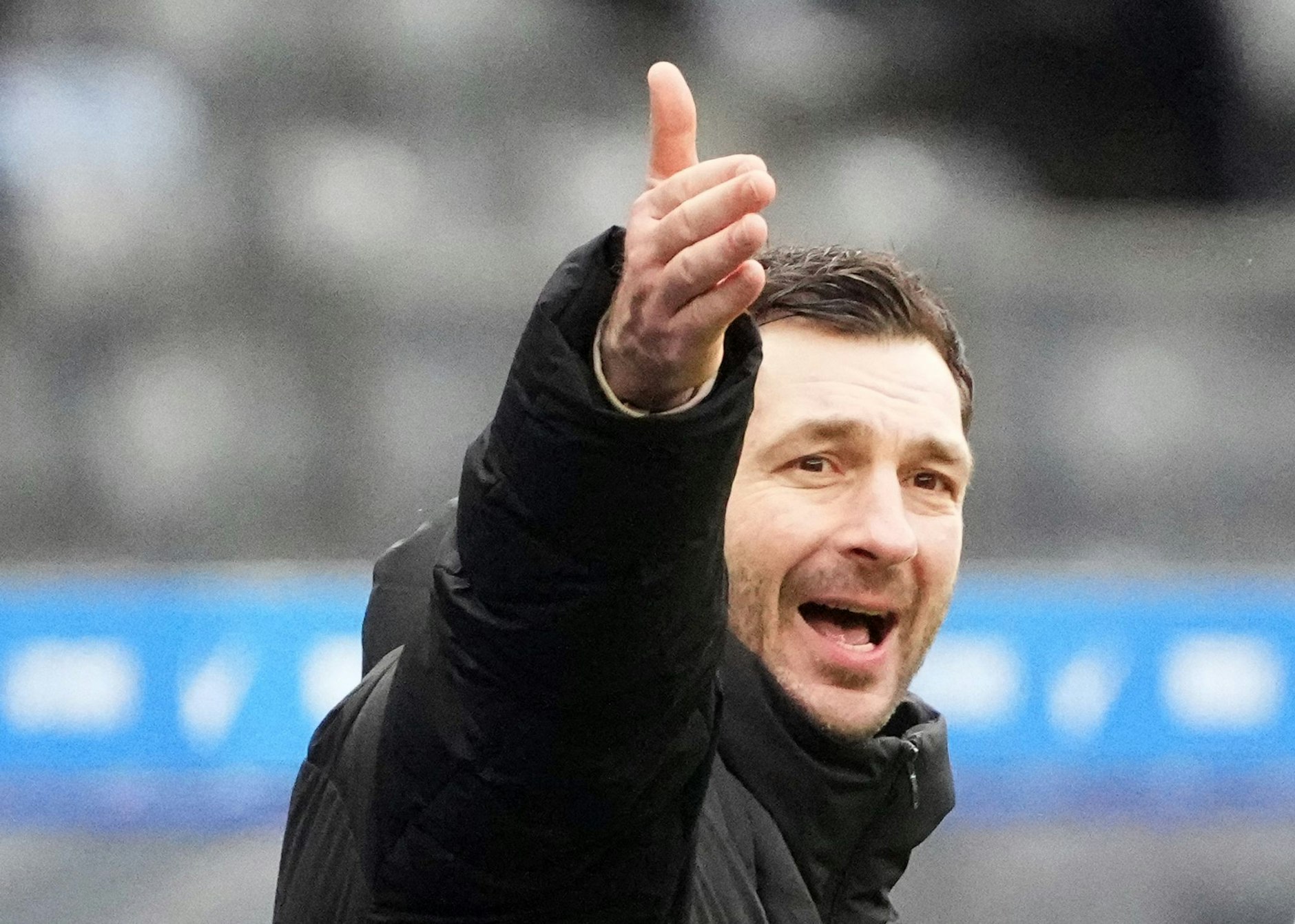 ARCHIV - Hertha-Trainer Sandro Schwarz sieht seine Mannschaft unverändert vor schweren Wochen.  