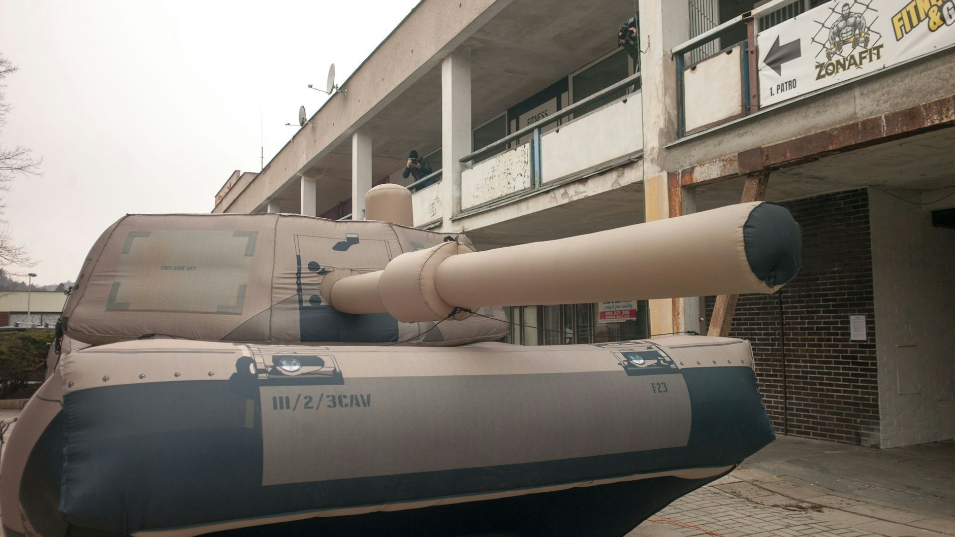 Rund 35 Attrappen von schweren Militärfahrzeugen kann die tschechische Firma Inflatech pro Monat herstellen.