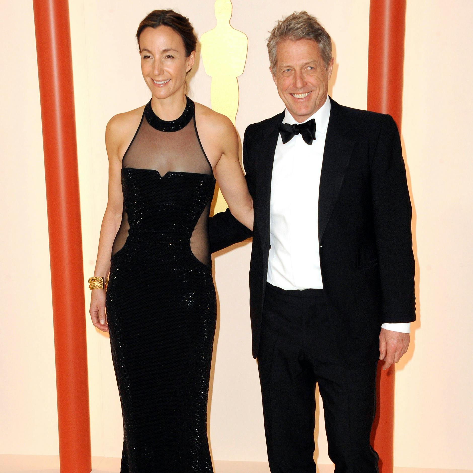 Hugh Grant mit seiner Ehefrau Anna Eberstein bei den Oscars 2023.