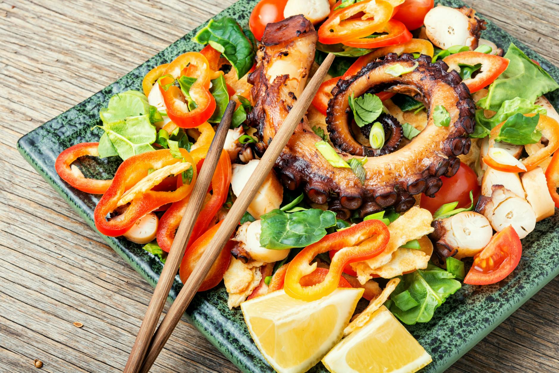 Eine Ernährung mit Fisch, Meeresfrüchten und Gemüse kann dazu beitragen, Demenz zu verhindern.