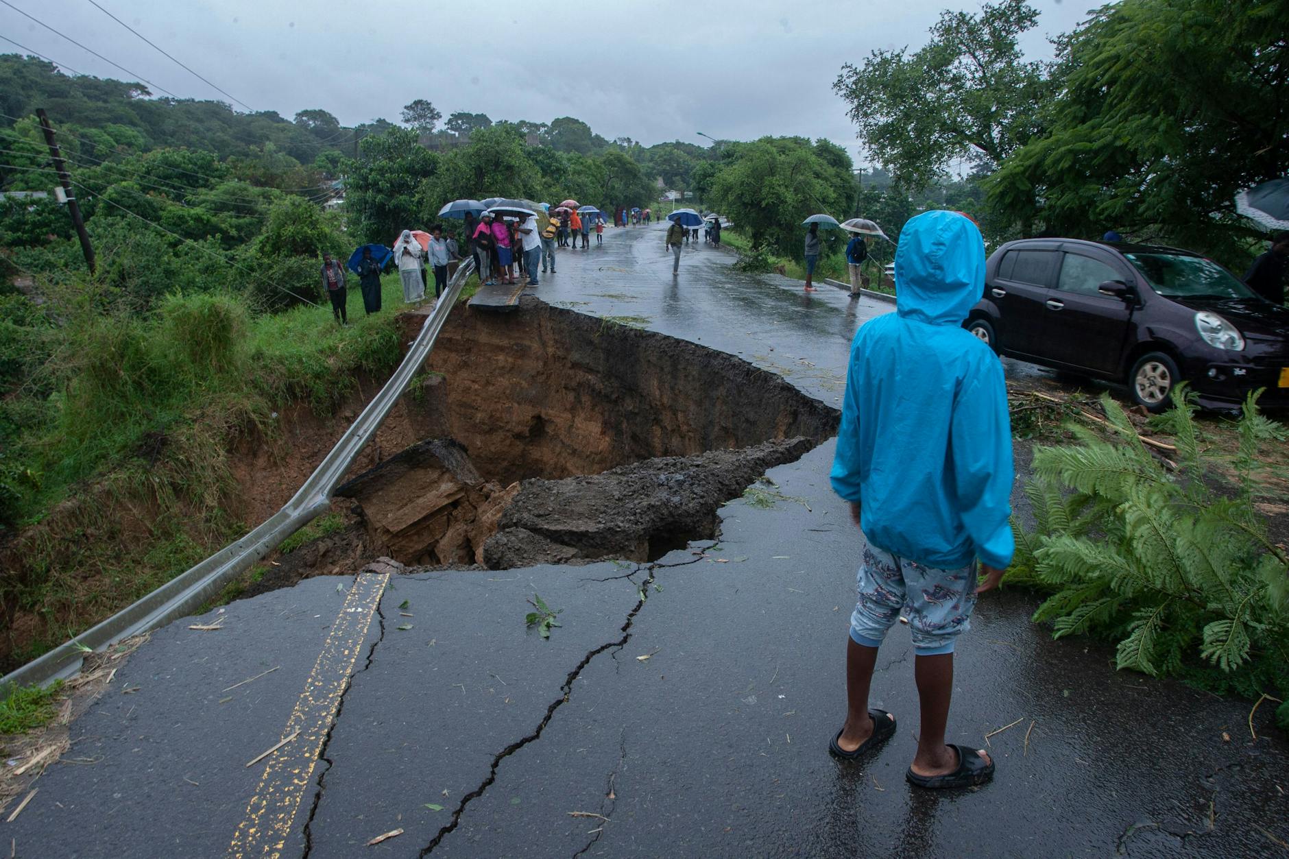 Von den massiven Regenfällen zerstörte Straße in Malawi.