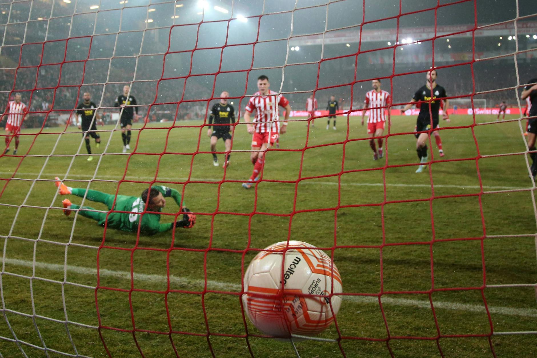 Abwehrchef Robin Knoche (M.) ist beim 1. FC Union der Mann für die Elfmeter, traf beim Hinspiel gegen Saint-Gilloise allerdings erst per Nachschuss. 