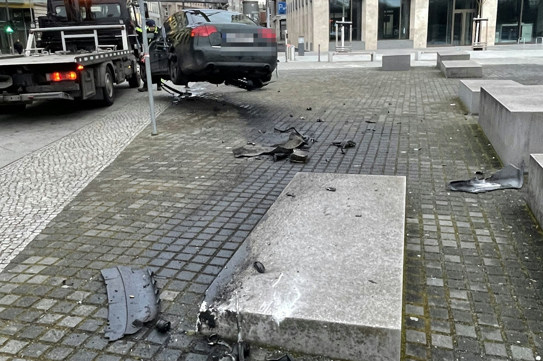 Verkehrsunfall in Berlin-Mitte: Ein Auto beschädigte das Denkmal für die ermordeten Juden Europas.