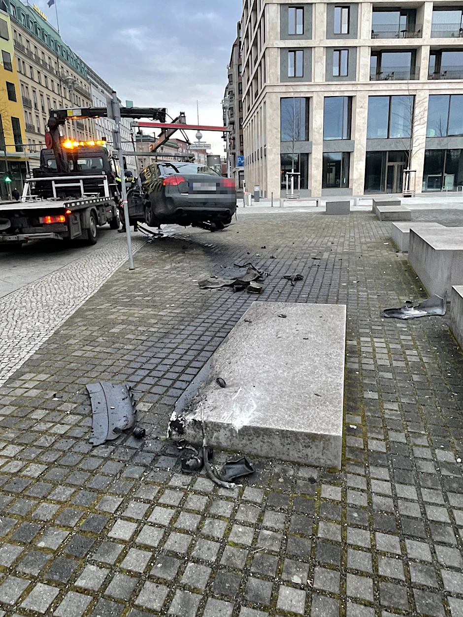 Verkehrsunfall in Berlin-Mitte: Ein Auto beschädigte das Denkmal für die ermordeten Juden Europas.
