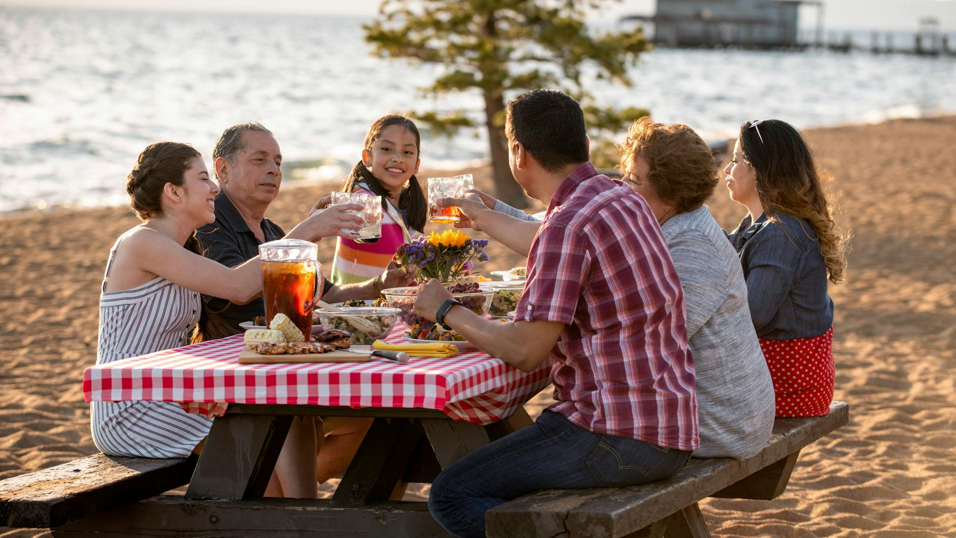 Gemeinsam zu essen, kann möglicherweise auch Demenz verhindern.