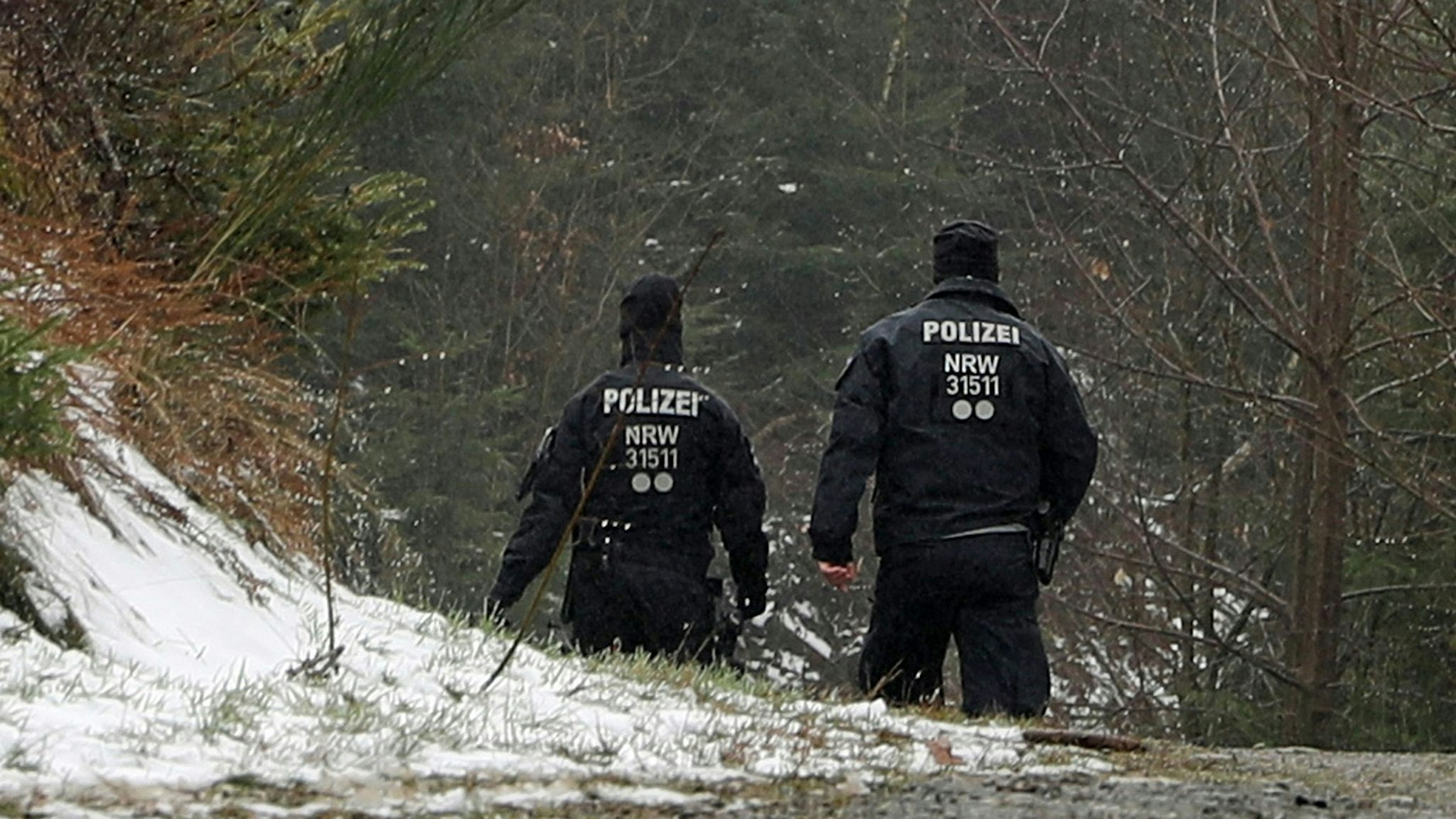 Zwei Polizisten in der Nähe des Fundorts der toten Zwölfjährigen. 