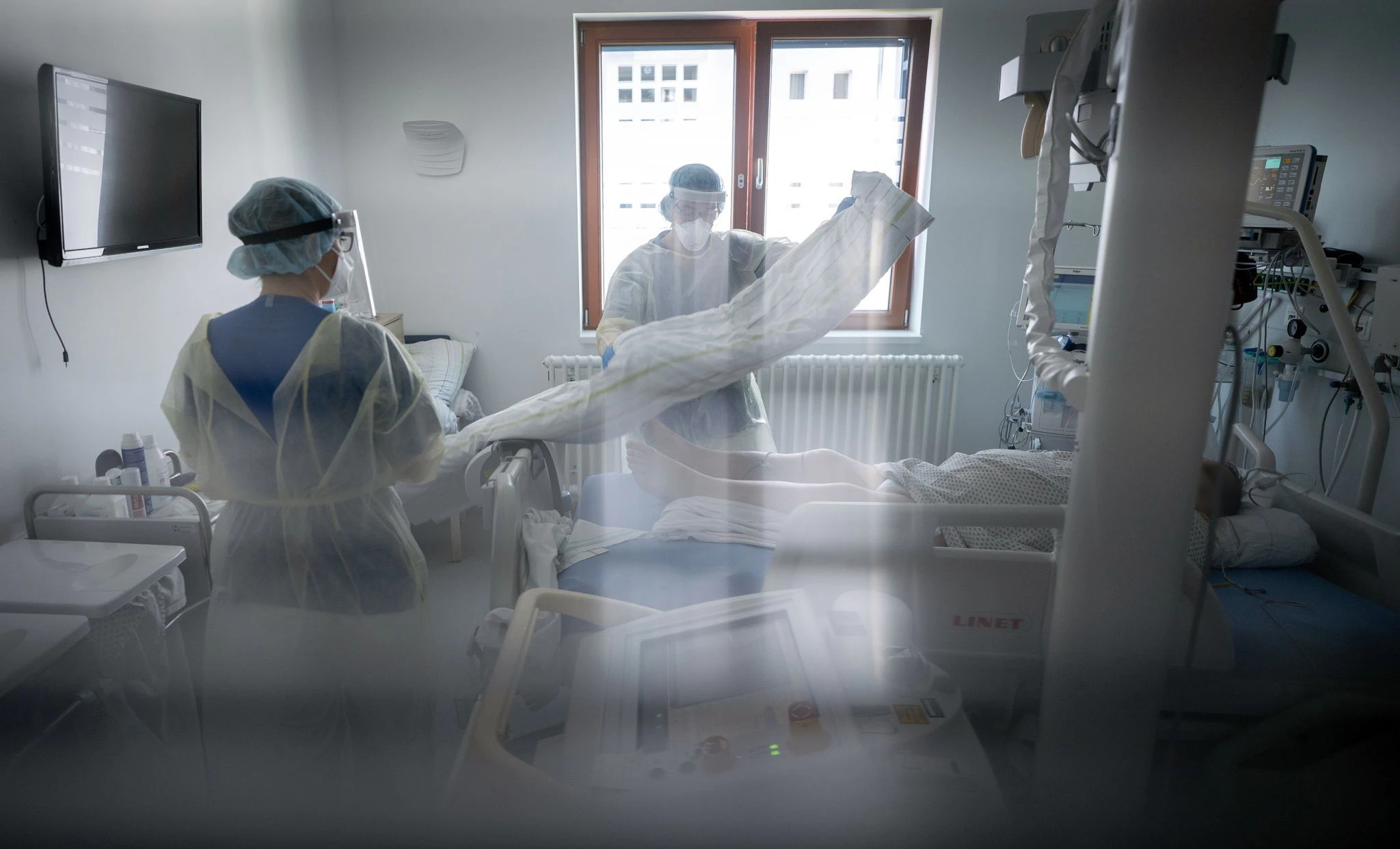 ARCHIV - Arbeit auf einer Intensivstation. Die Pläne zur Krankenhausreform sehen bundesweit eine einheitliche Einteilung der Kliniken in drei Stufen vor, mit entsprechender Förderung.  