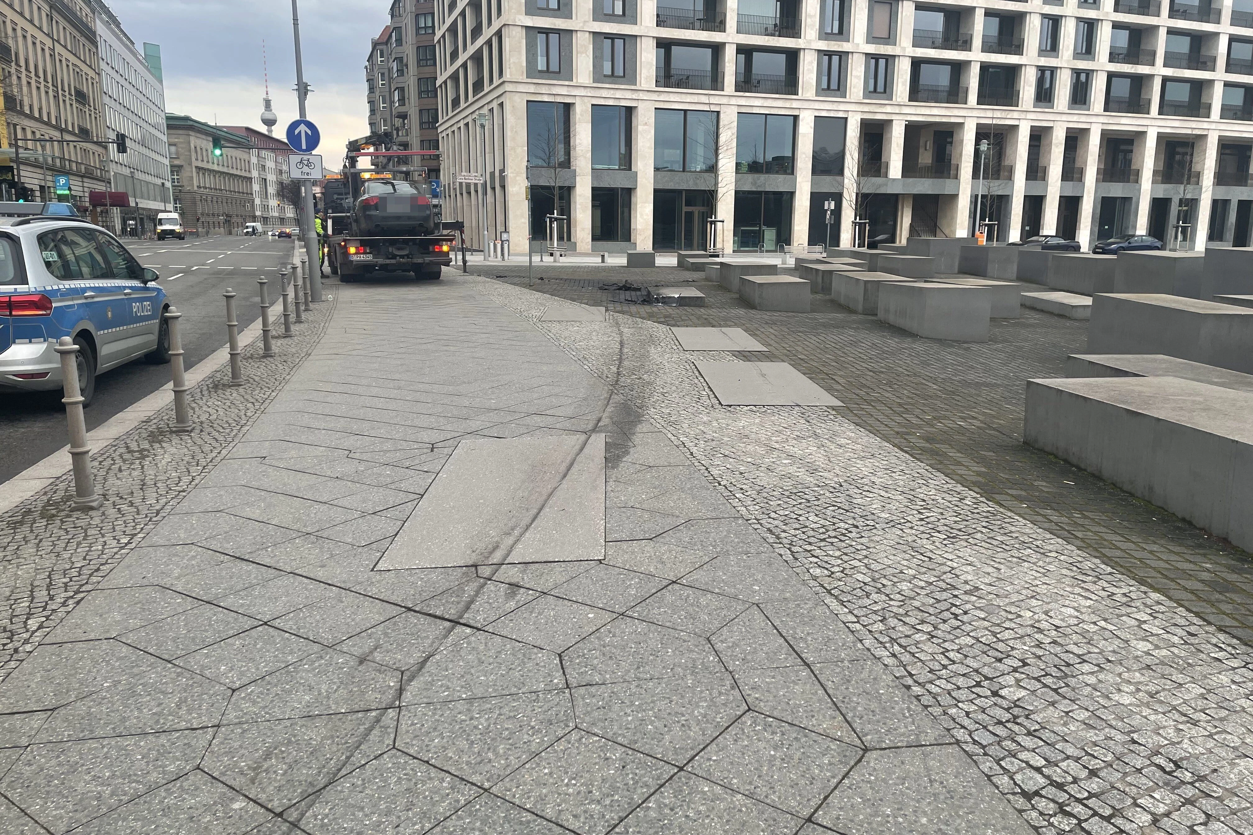 Mutmaßliche Bremsspuren vor dem Denkmal für die ermordeten Juden Europas.