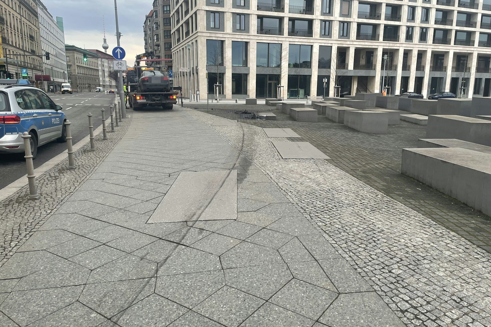 Mutmaßliche Bremsspuren vor dem Denkmal für die ermordeten Juden Europas.