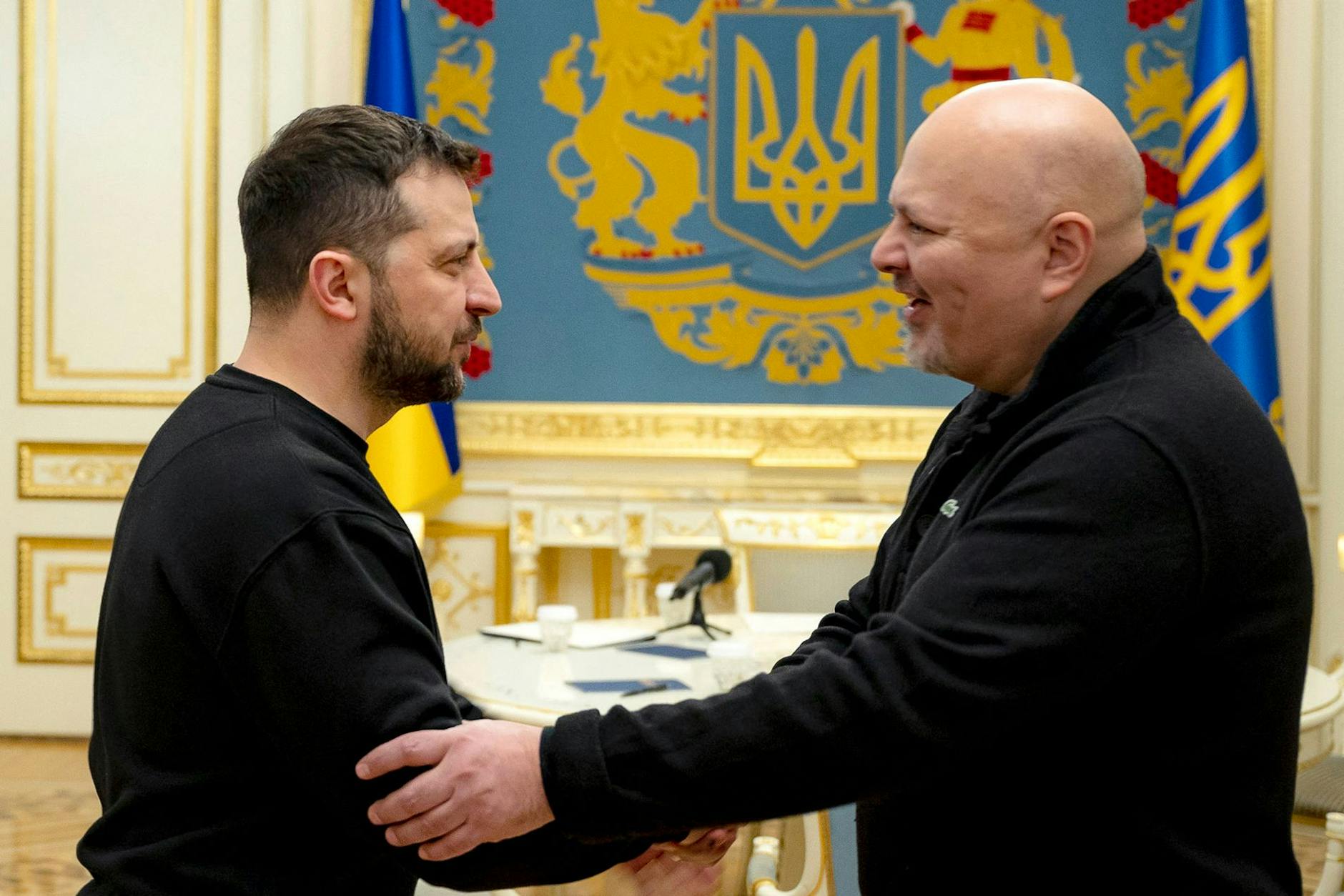 Der ukrainische Präsident Wolodymyr Selenskyj und Karim Khan, der Chefankläger des Internationalen Strafgerichtshofs.