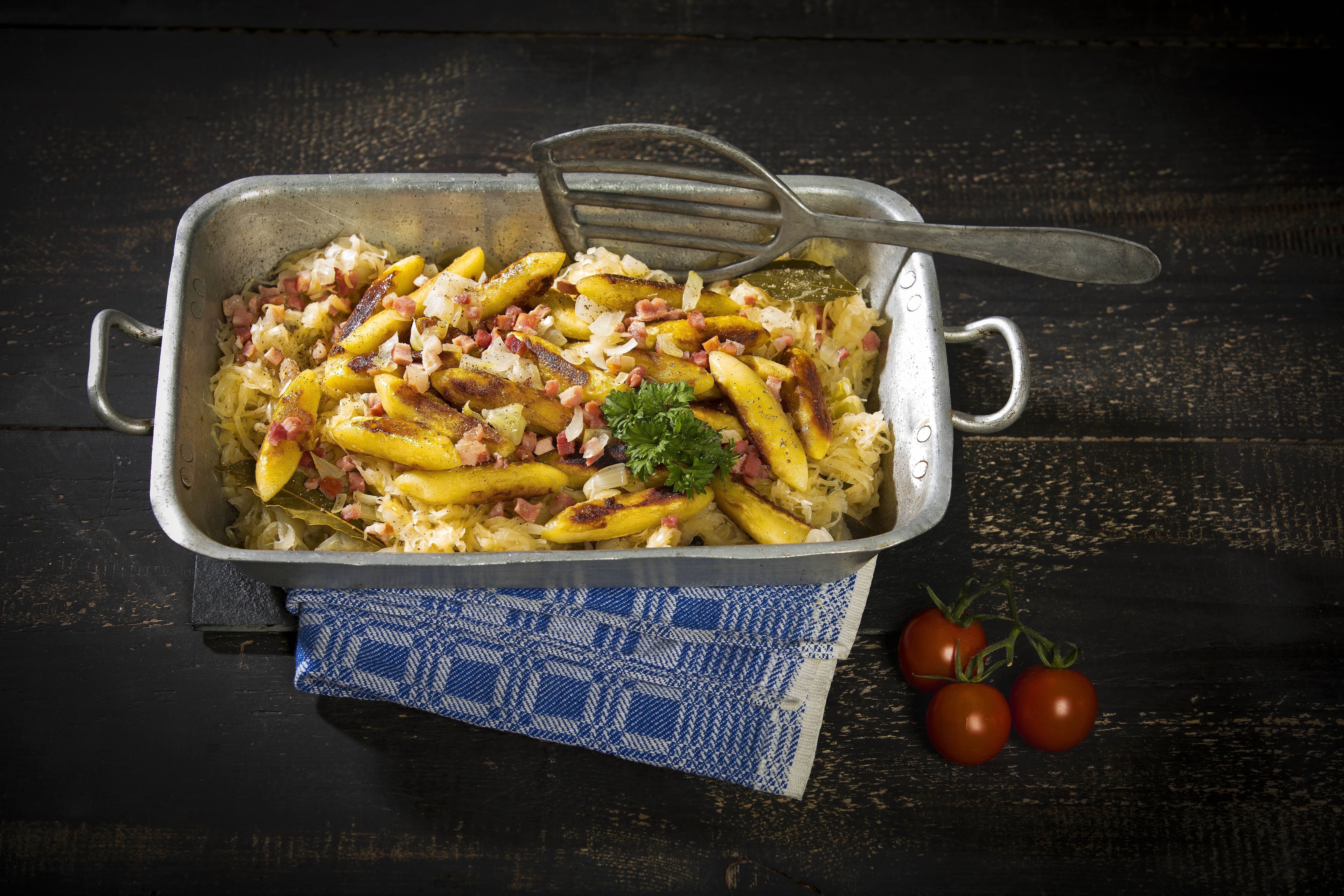 Rezept für Schupfnudeln mit Kraut und Hackfleisch: Dieses deftige Rezept ist günstig und perfekt fürs Abendessen!