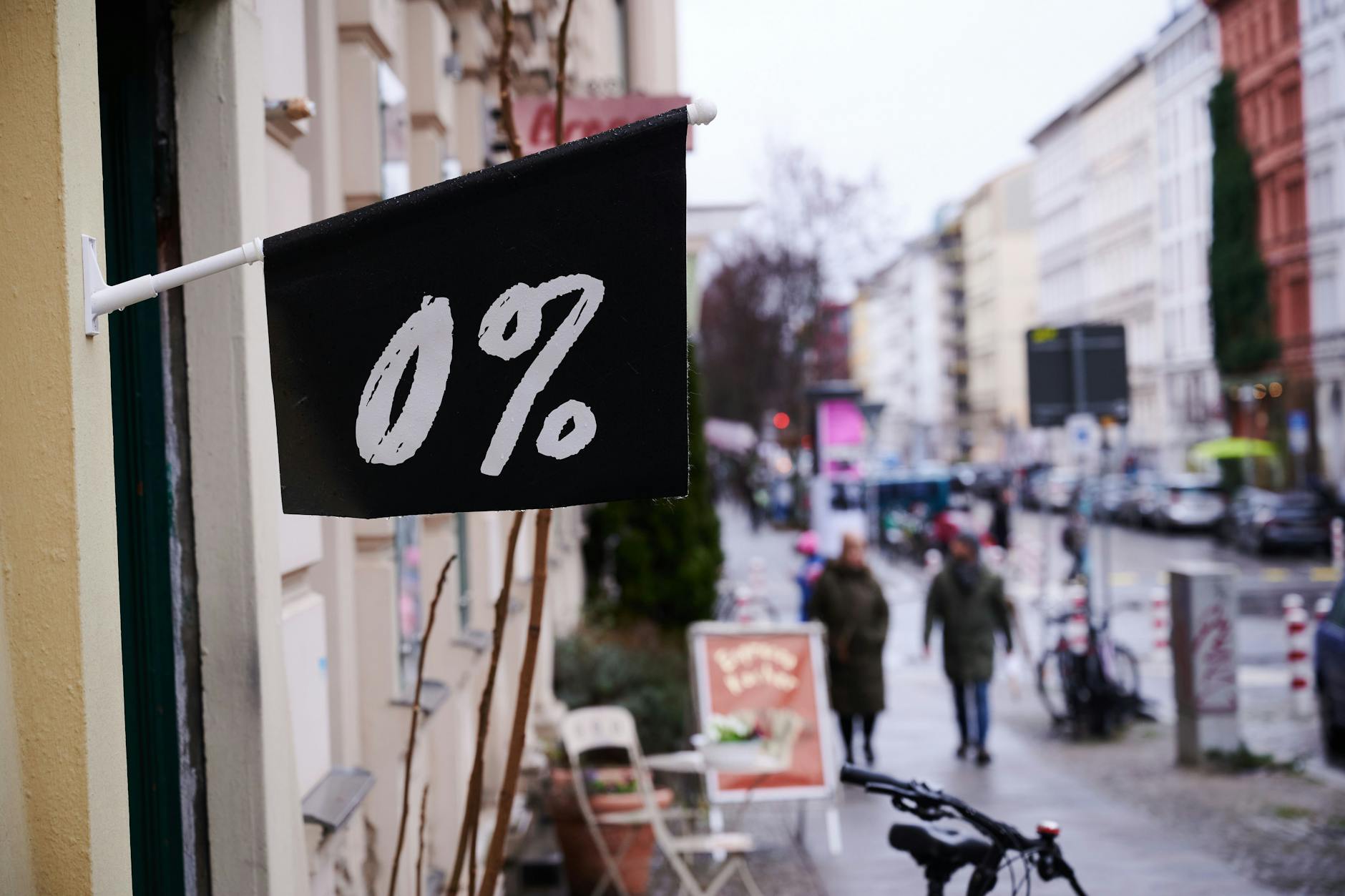 0-Prozent-Schild an einem Null-Prozent-Späti mit alkoholfreien Spirituosen, Weinen und Schaumweinen im Bergmannkiez in Kreuzberg.