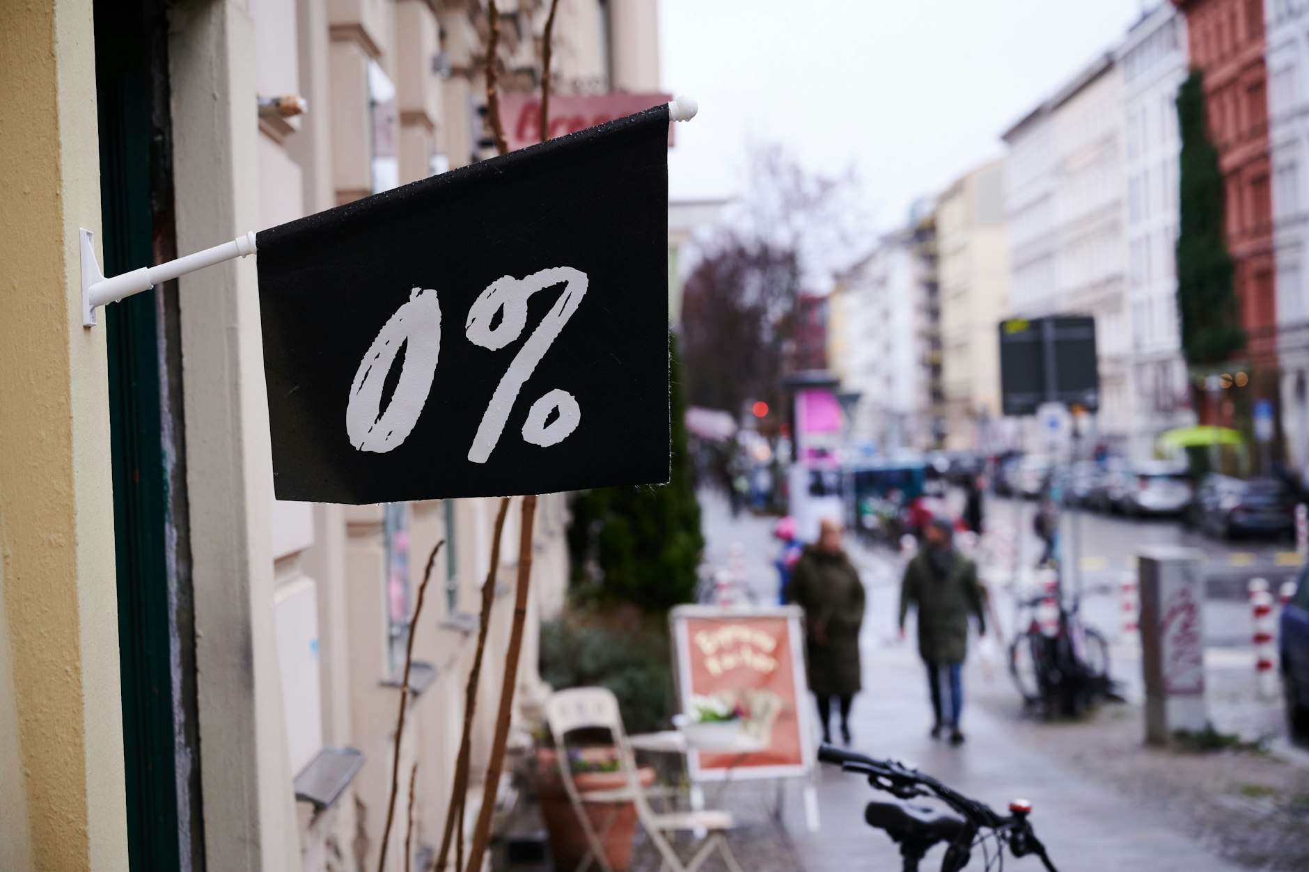 0-Prozent-Schild an einem Null-Prozent-Späti mit alkoholfreien Spirituosen, Weinen und Schaumweinen im Bergmannkiez in Kreuzberg.