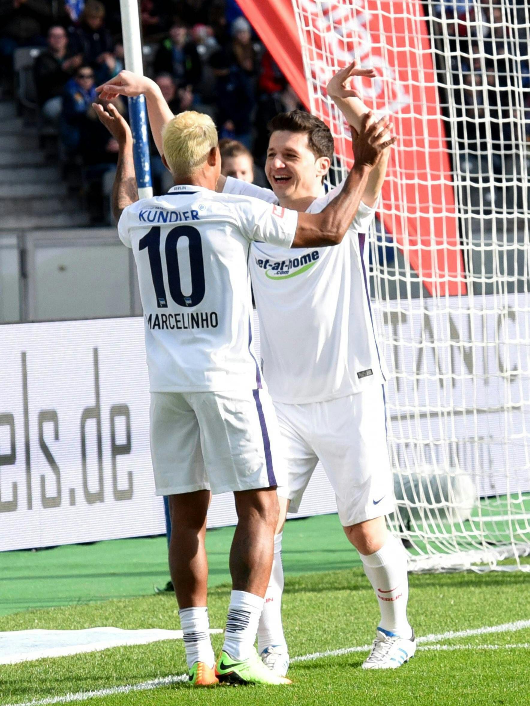 Marko Panetlic jubelt mit Marcelinho bei dessen Hertha-Abschiedsspiel 2017. Bereits damals mit Kurzhaarschnitt. 