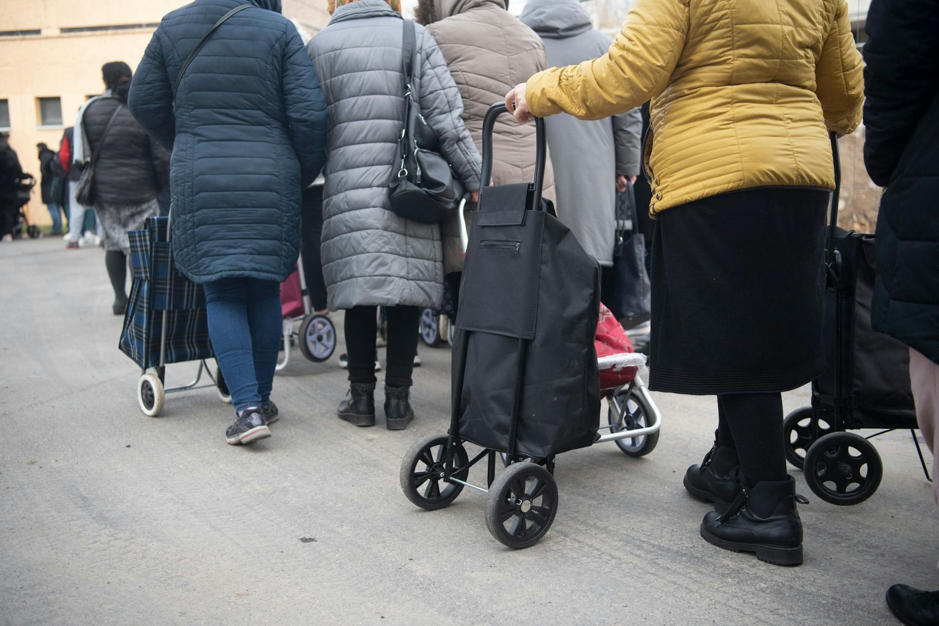 ARCHIV - Dicht an dicht stehen Menschen auf dem Gelände der Arche in Berlin-Hellersdorf, um sich dort mit Lebensmitteln einzudecken.