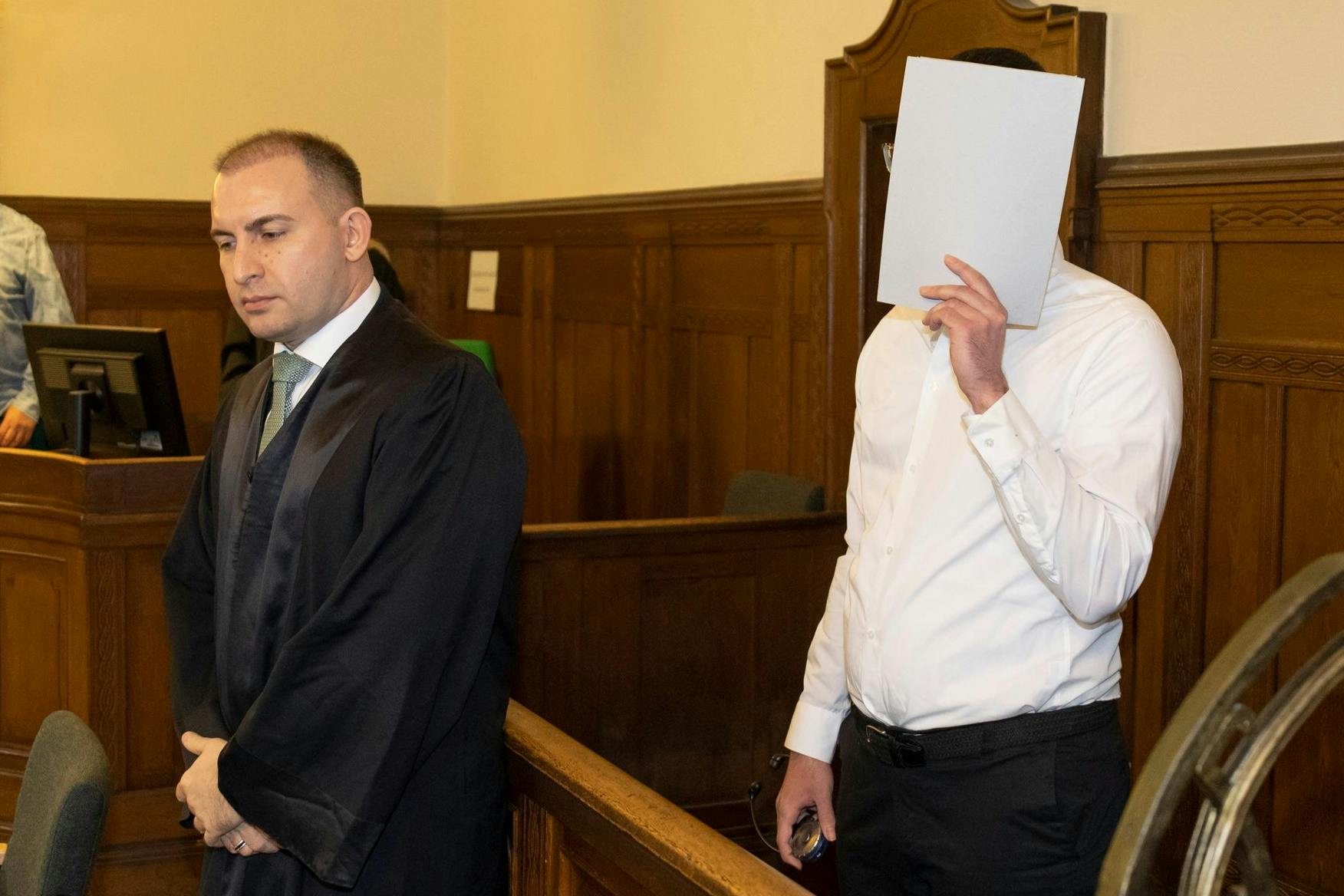 Moataz B. (r.) soll die Tat im Zustand der Schuldunfähigkeit begangen haben.