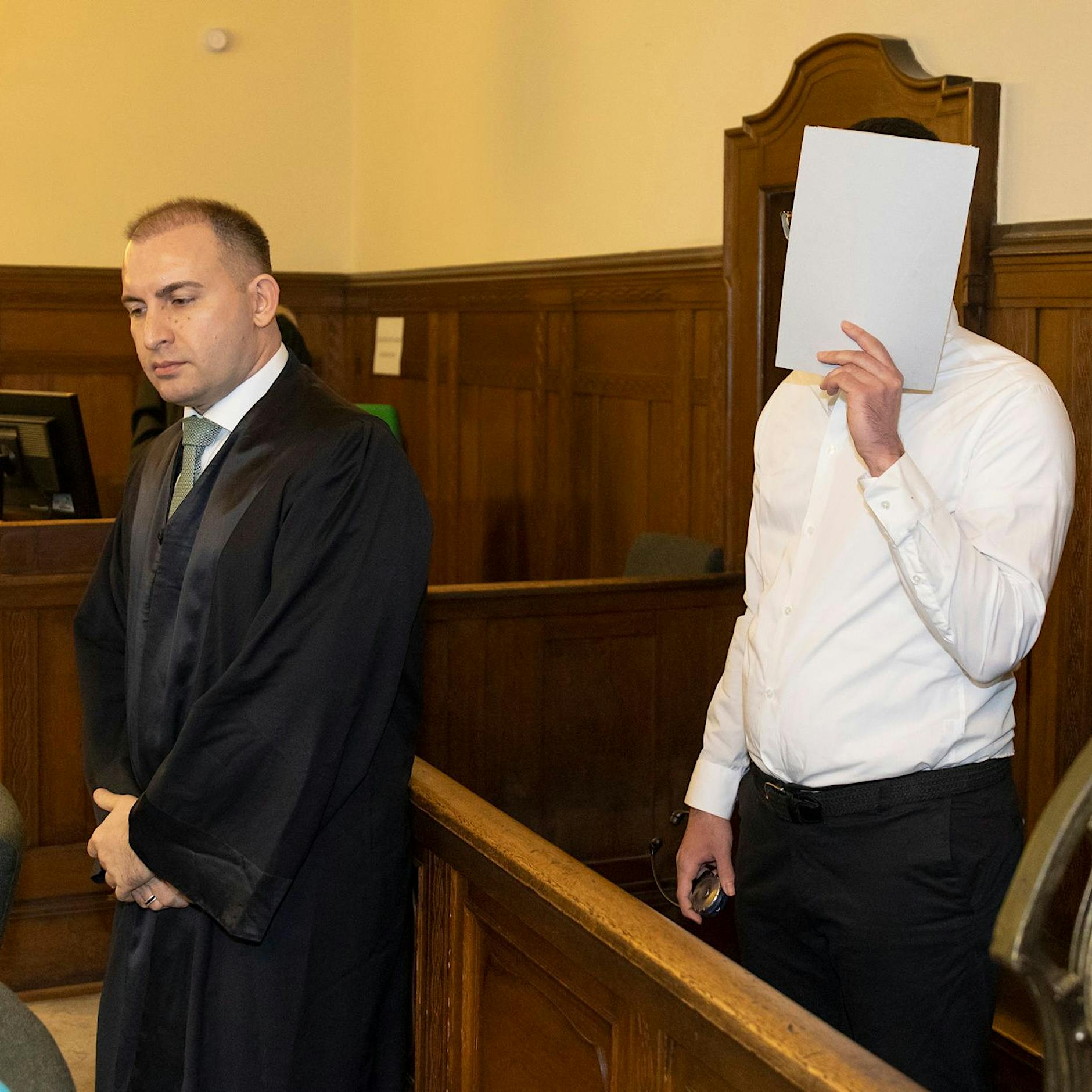 Versuchter Mord: Moataz B. soll Mann an Haltestelle die Kehle aufgeschlitzt haben