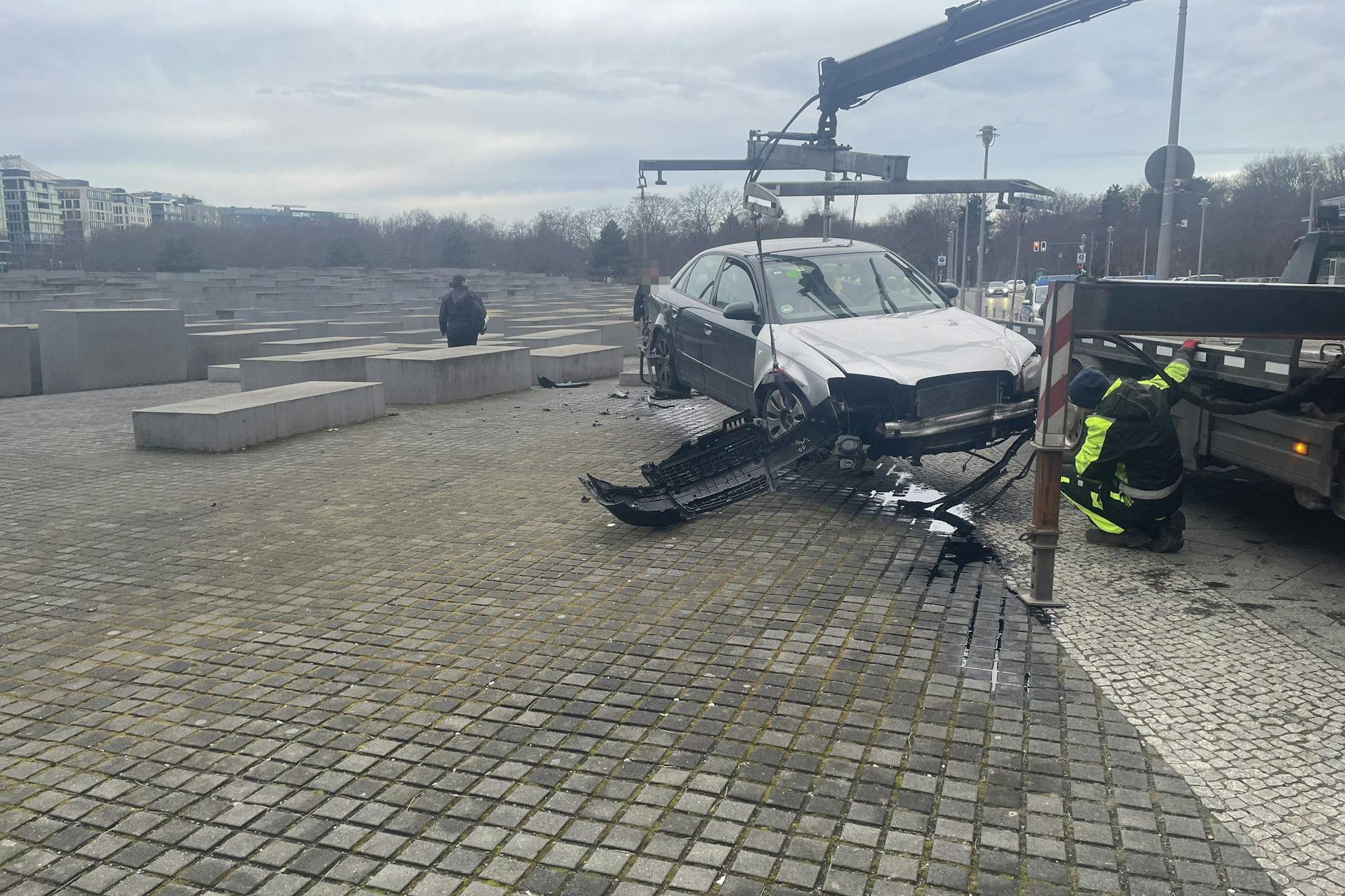 Der Unfallwagen wird abgeschleppt.