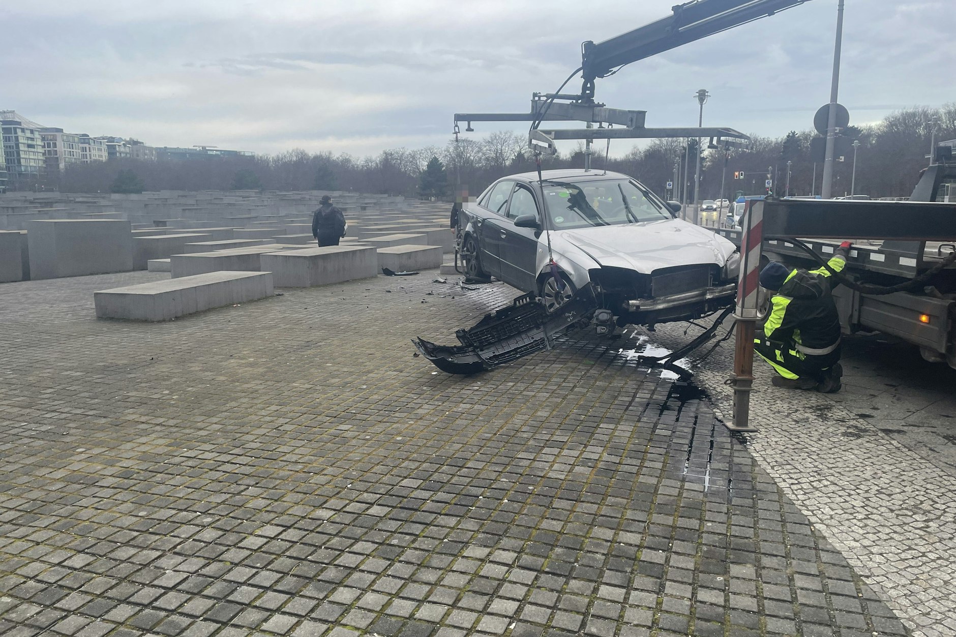 Der Unfallwagen wird abgeschleppt.