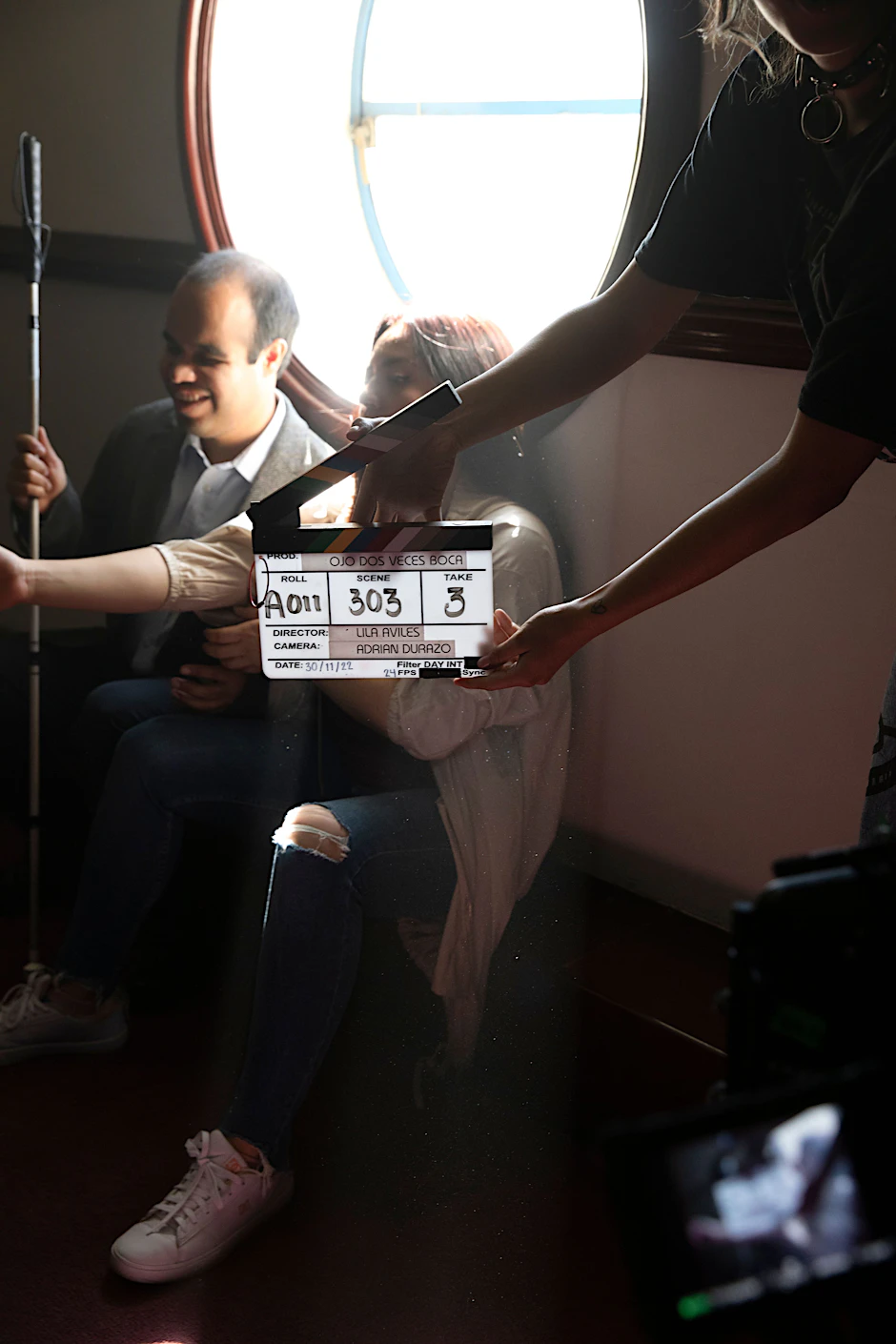 Kurz vor dem wichtigen Casting sitzen Lucian (Alan Pingarrón)&nbsp;und Luz (Akemi Endo) zusammen – ein Moment, in dem sich Zuneigung andeutet.