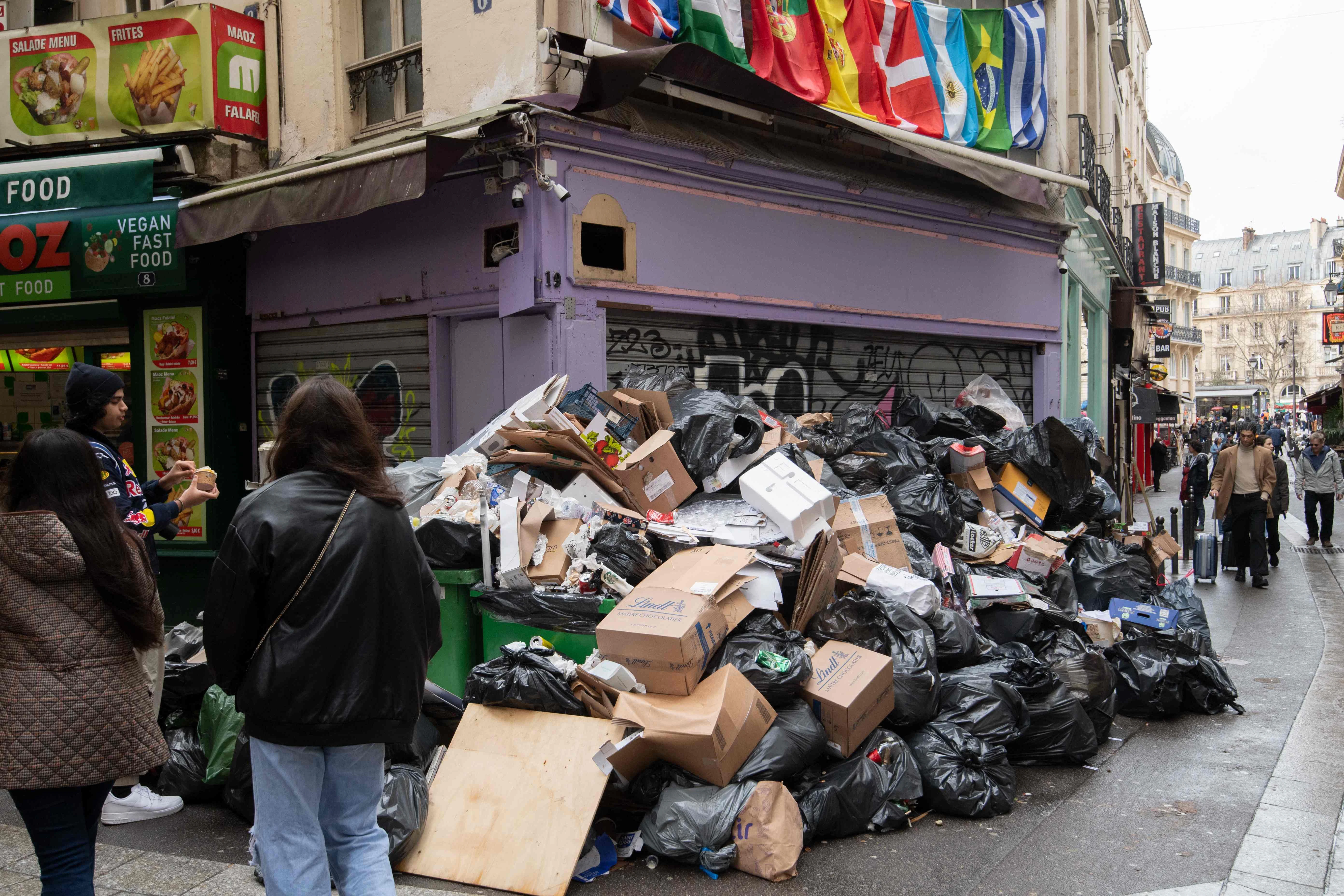 Paris: Viele Straßen sind übersät mit Müll. Für Spaziergänger verschlechtert sich massiv das Stadtbild.
