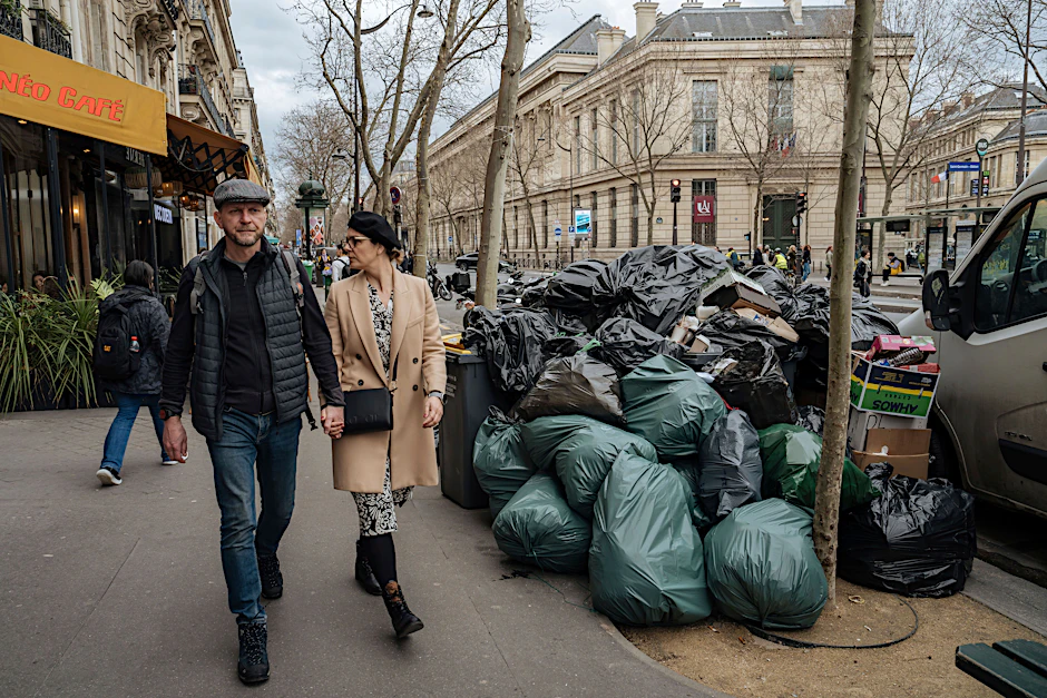 Paris: Fußgänger laufen an einem Berg von Müllsäcken vorbei. Die Rentenreform sorgt für großen Unmut in der französischen Gesellschaft.
