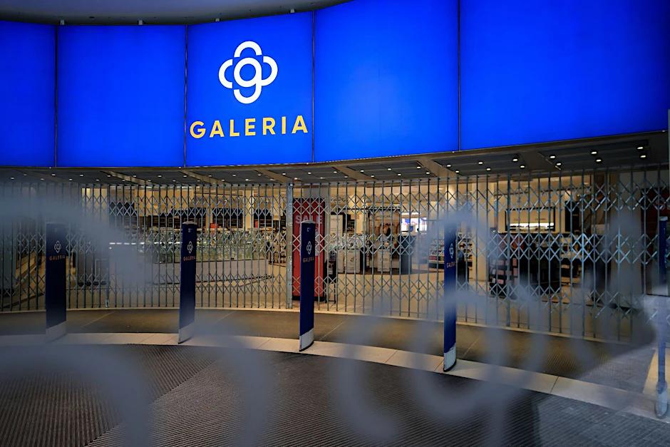 Der geschlossene Eingang der Galeria Kaufhof in der Innenstadt von Leipzig. Die Filiale am Neumarkt schließt Ende Juni 2023.  