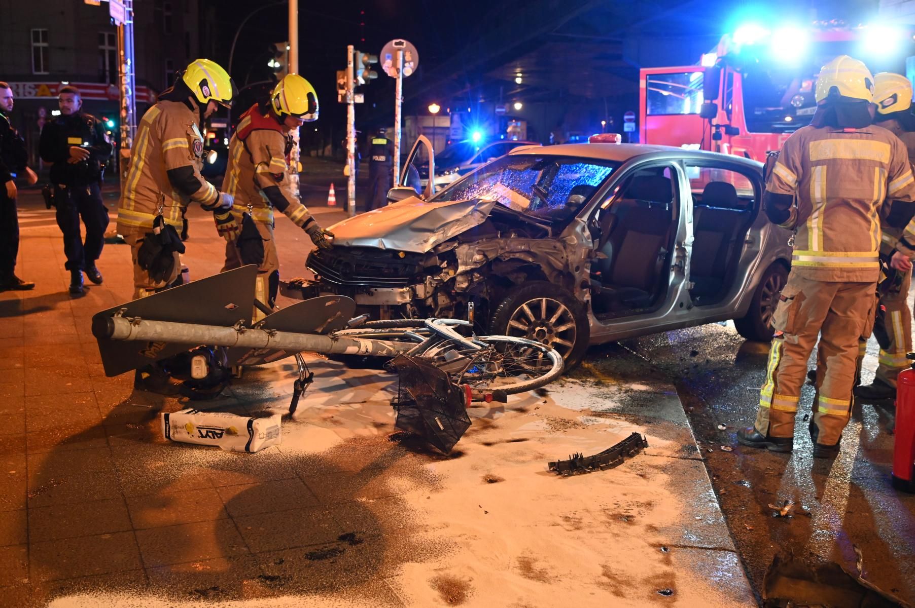 Unfall In Berlin: Autofahrer Kracht Gegen Treppe Von U-Bahnhof