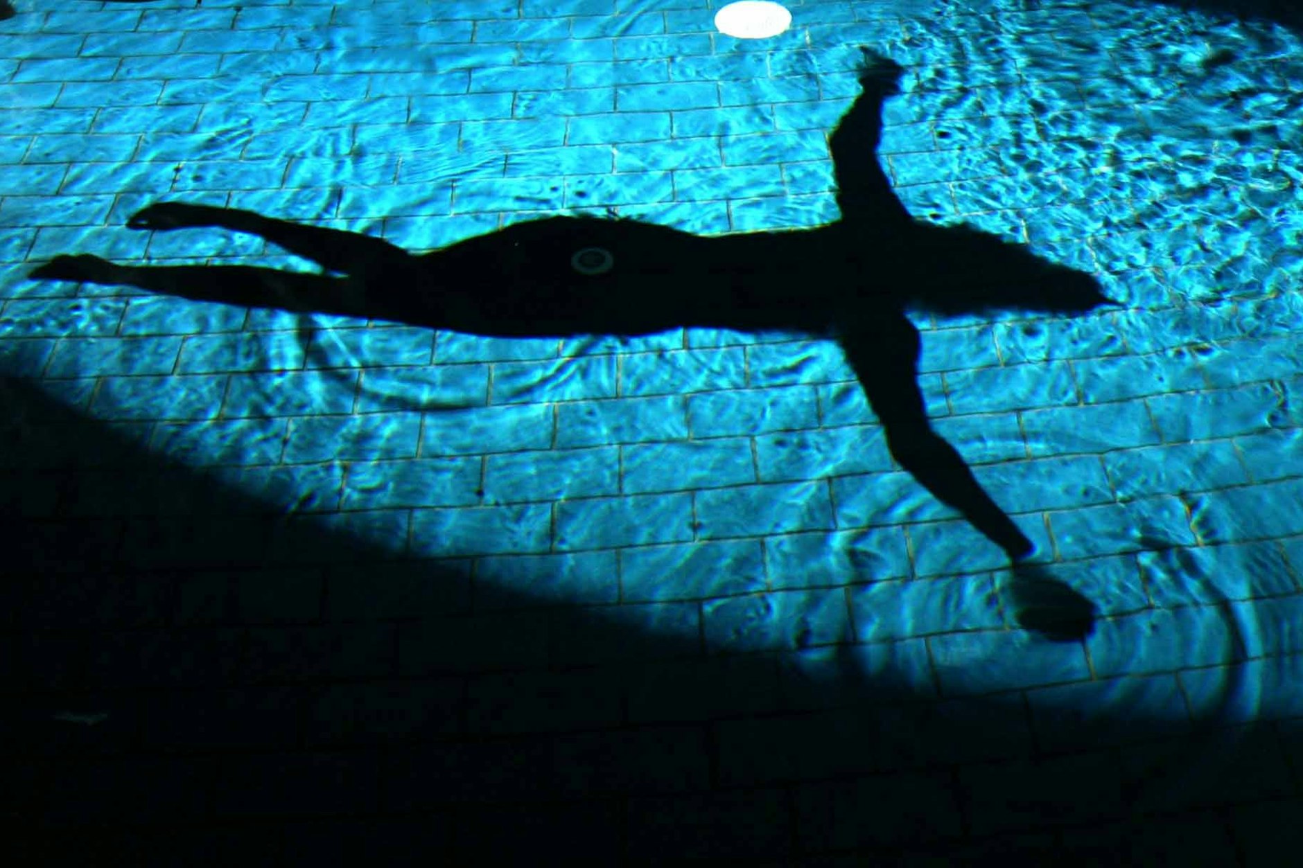 Im Ohm-Klangbecken liegt eine junge Frau im Liquidrom in Berlin und schwebt noch allein.&nbsp;