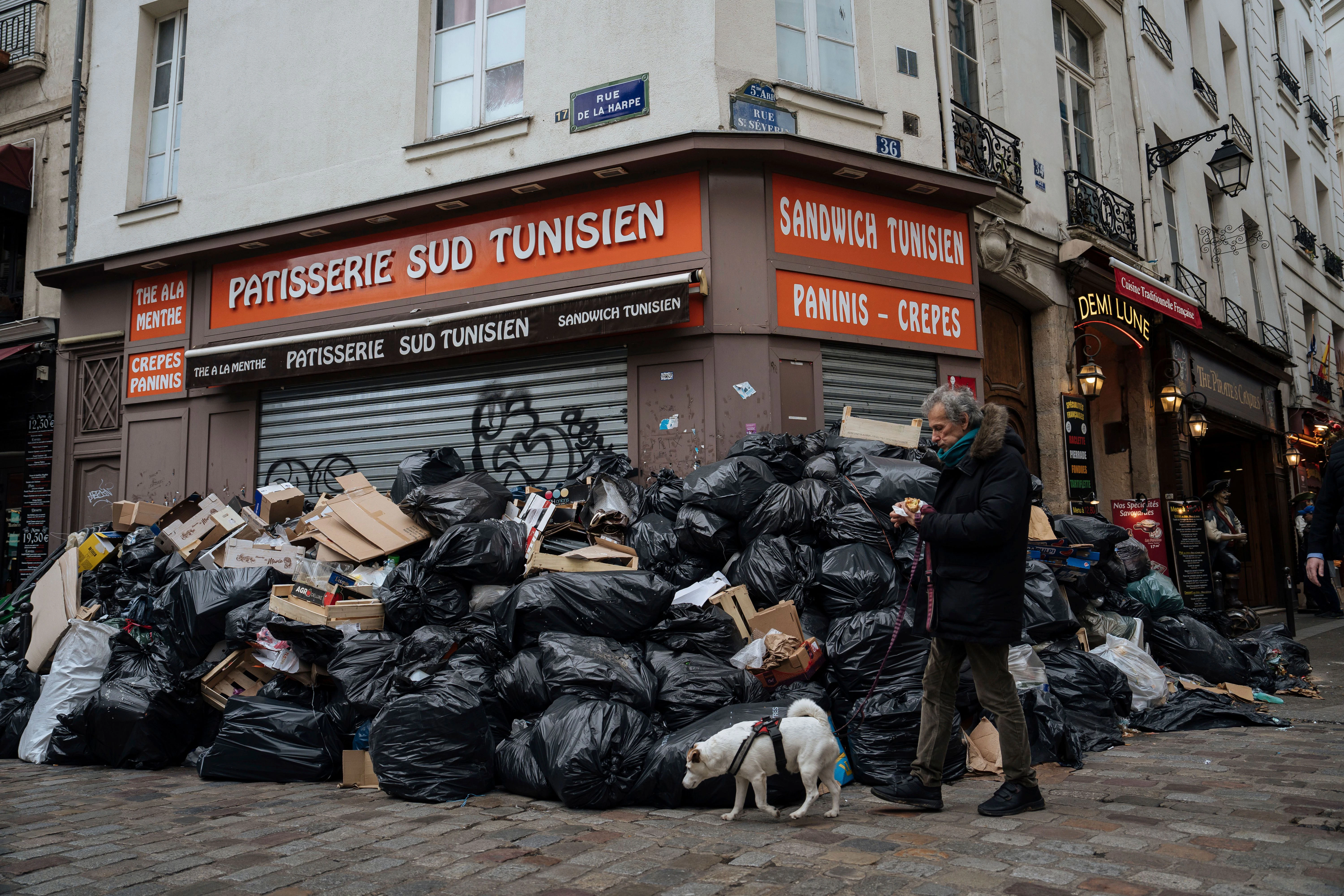 Müllberge in Paris verschlechtern erheblich das Stadtbild.