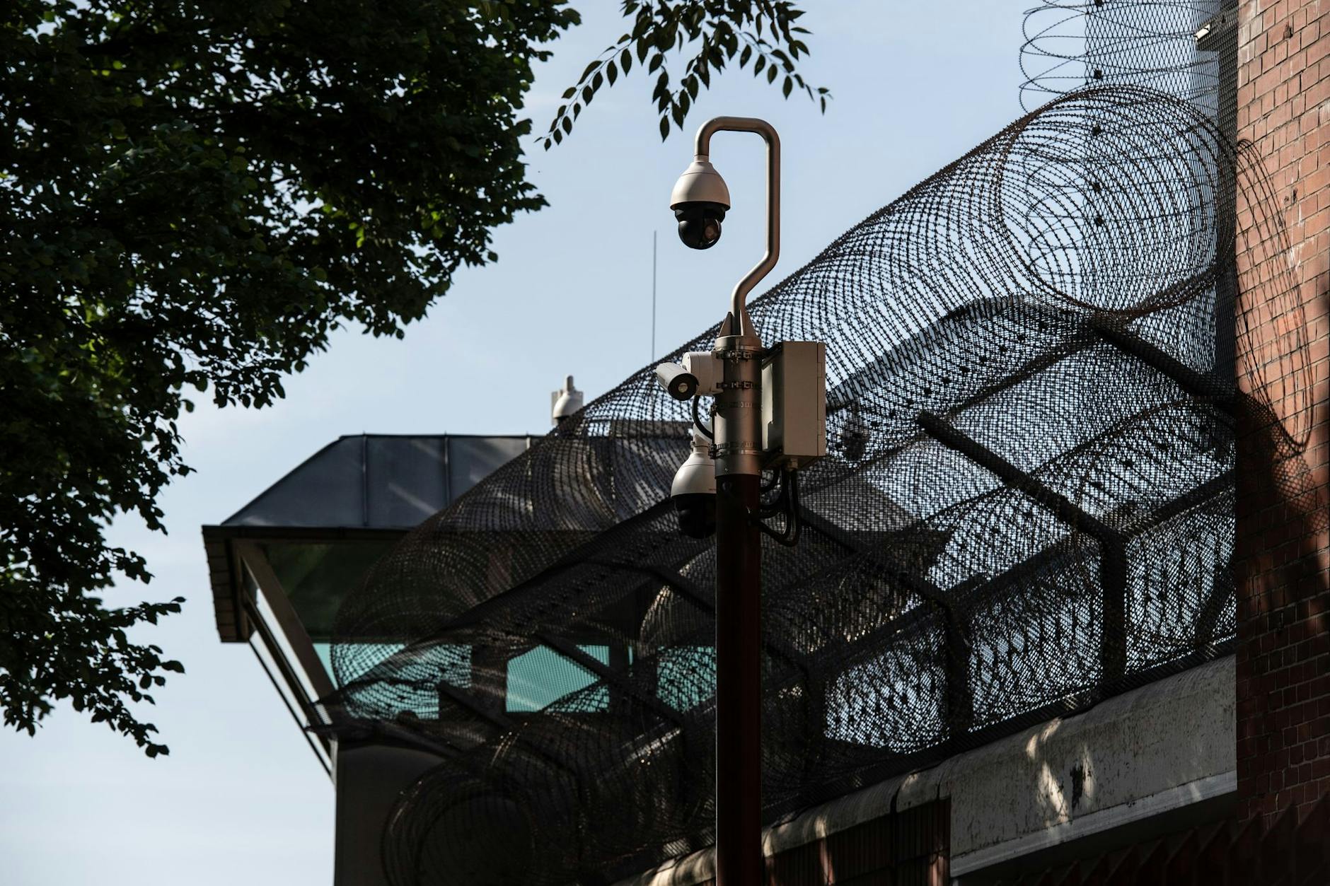 Ein Wachturm der Justizvollzugsanstalt (JVA) BErlin-Moabit. Jetzt werden die Mitarbeiter des Gefängnisses schon auf der Straße angegriffen.