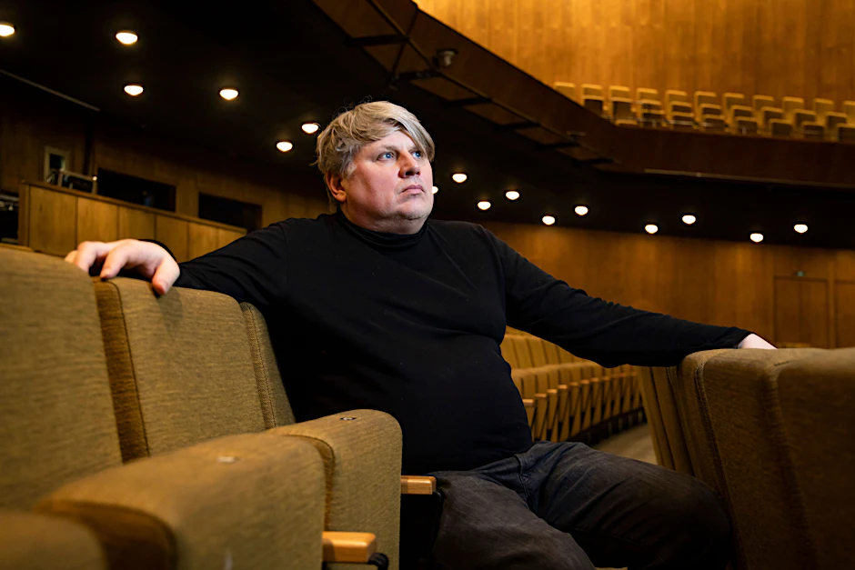 Der russische Komponist Sergej Newski vor der großen Bühne im Haus der Berliner Festspiele