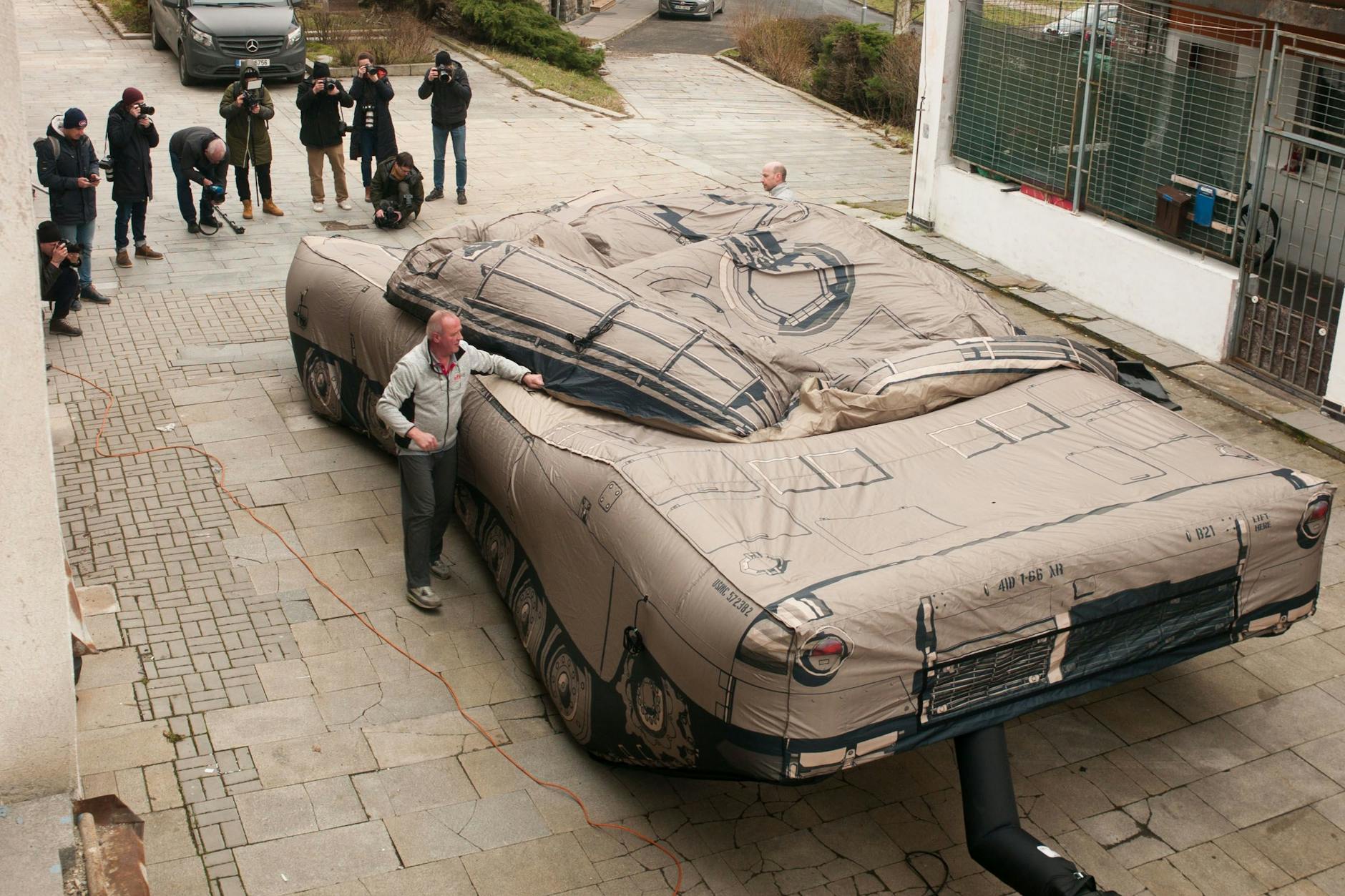 Die Firma Inflatech aus der tschechischen Grenzstadt Decin stellt aufblasbare Attrappen von schweren Militärfahrzeugen her.