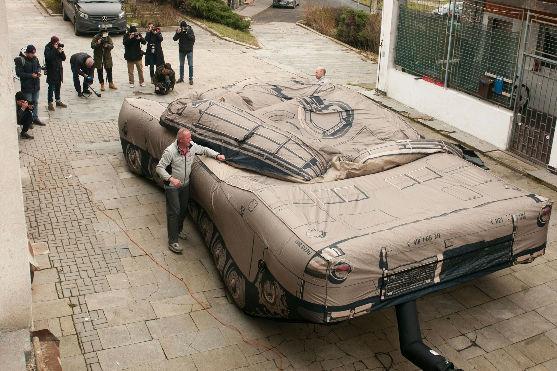 Die Firma Inflatech aus der tschechischen Grenzstadt Decin stellt aufblasbare Attrappen von schweren Militärfahrzeugen her. 