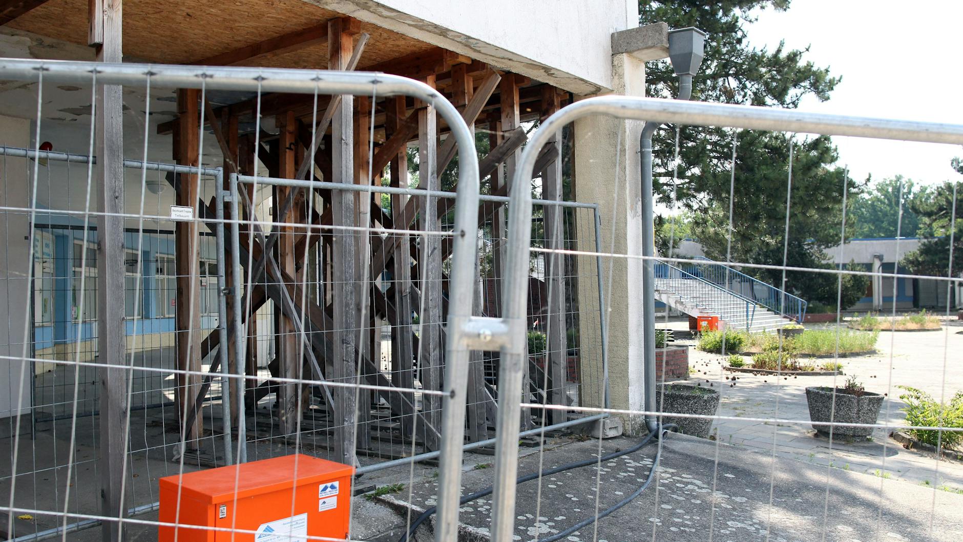 Teil des verfallenen Hauptgebäudes des Strandbades Müggelsee: Die Bauarbeiten mussten 2022 gestoppt werden.