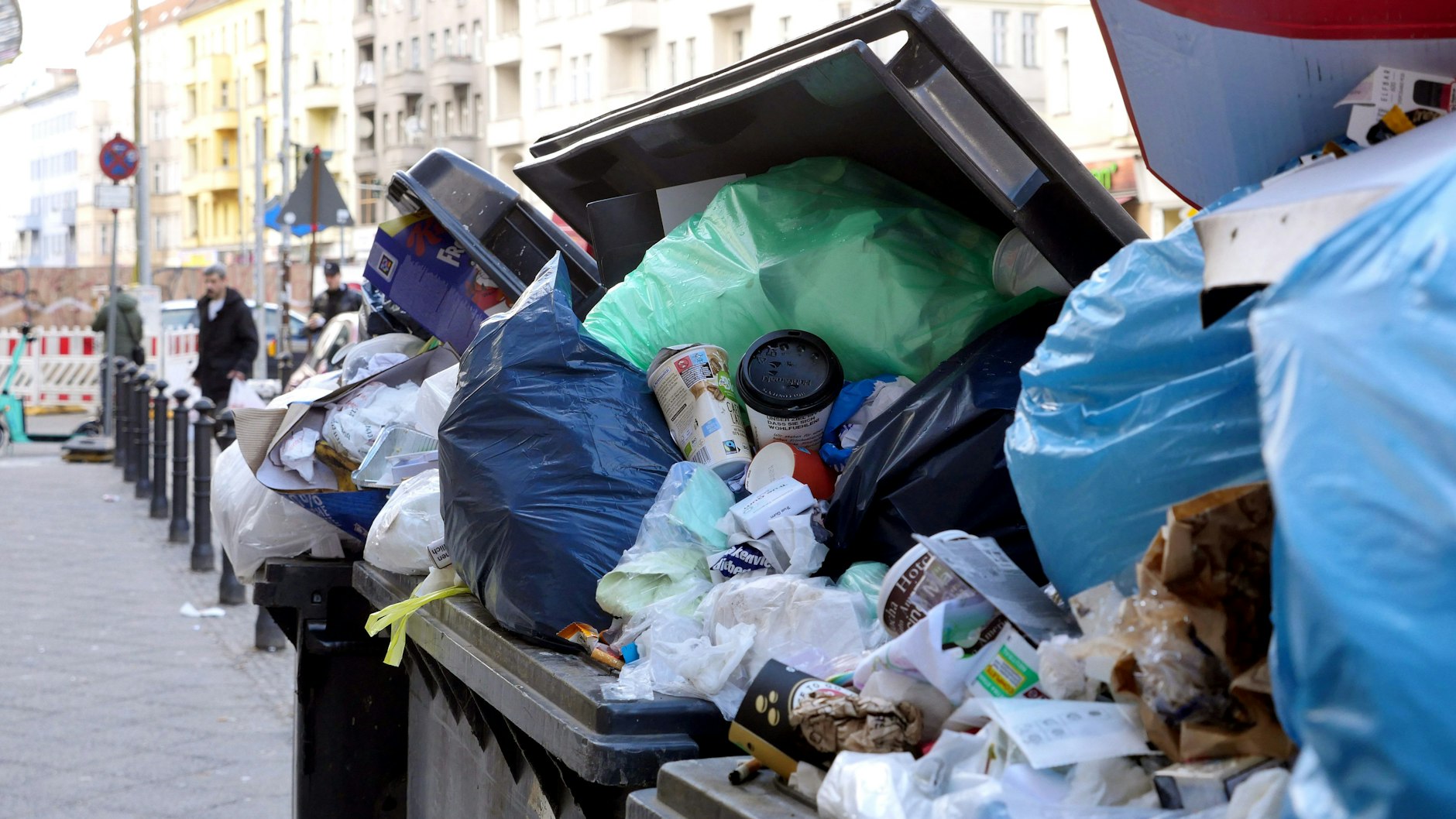 Die Hinterlassenschaften des vergangenen Streiks bei der BSR: Die Müllcontainer quellen auch Tage danach über - wie hier in Prenzlauer Berg.