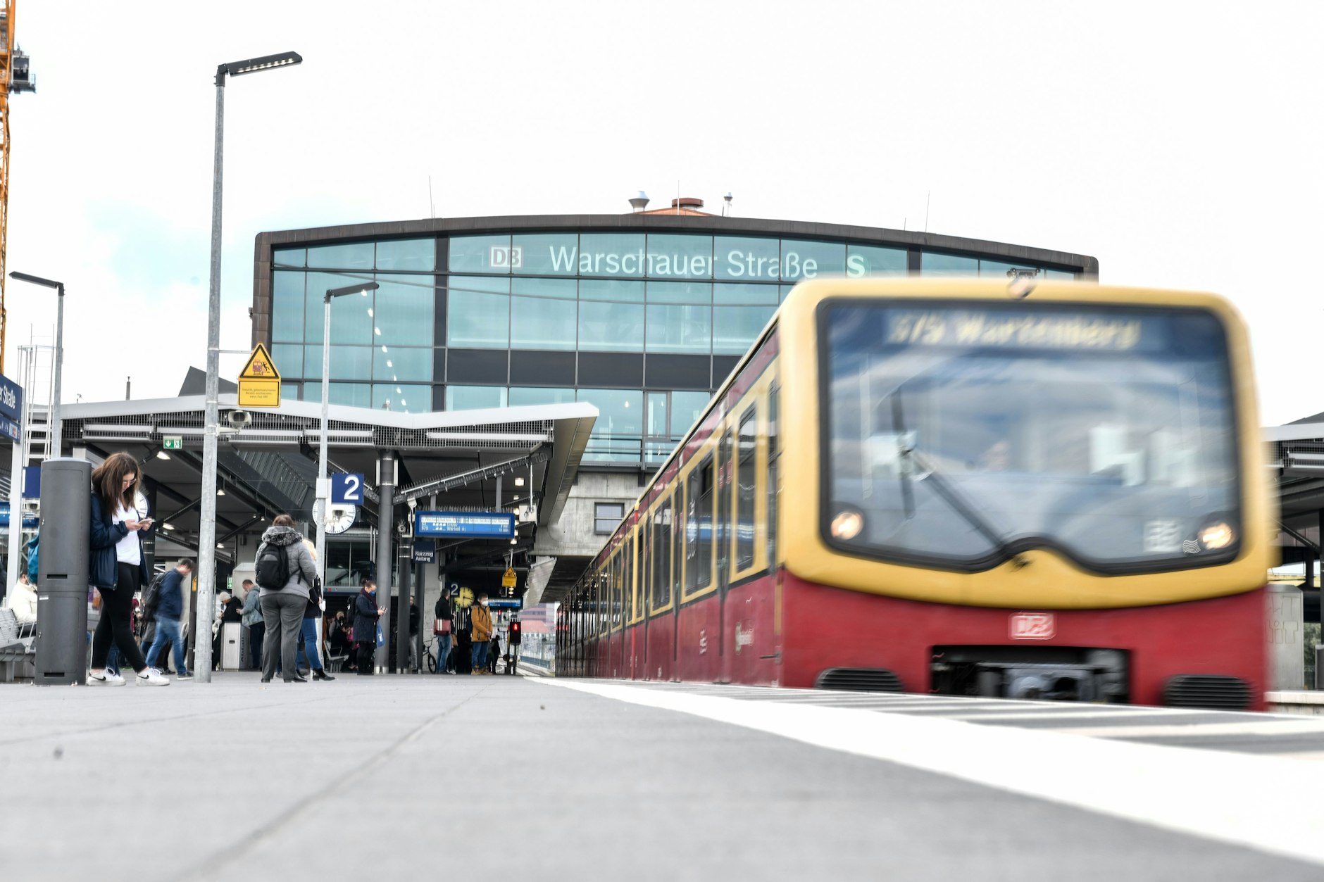 Eine S-Bahn steht am Bahnhof Warschauer Straße.